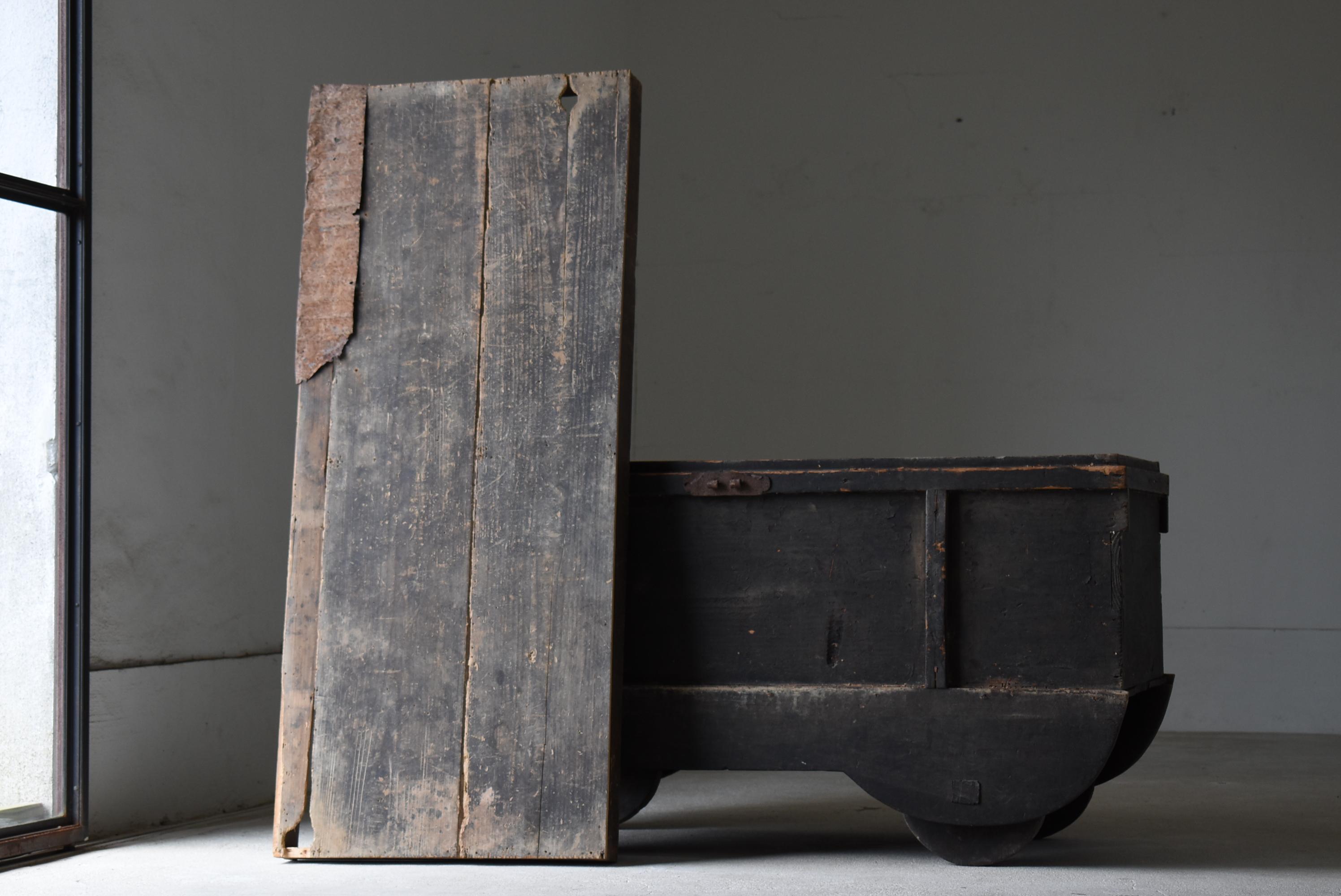 Japanese Antique Wabi Sabi Tansu 1860s-1900s / Storage Box Cabinet Sideboard For Sale 4
