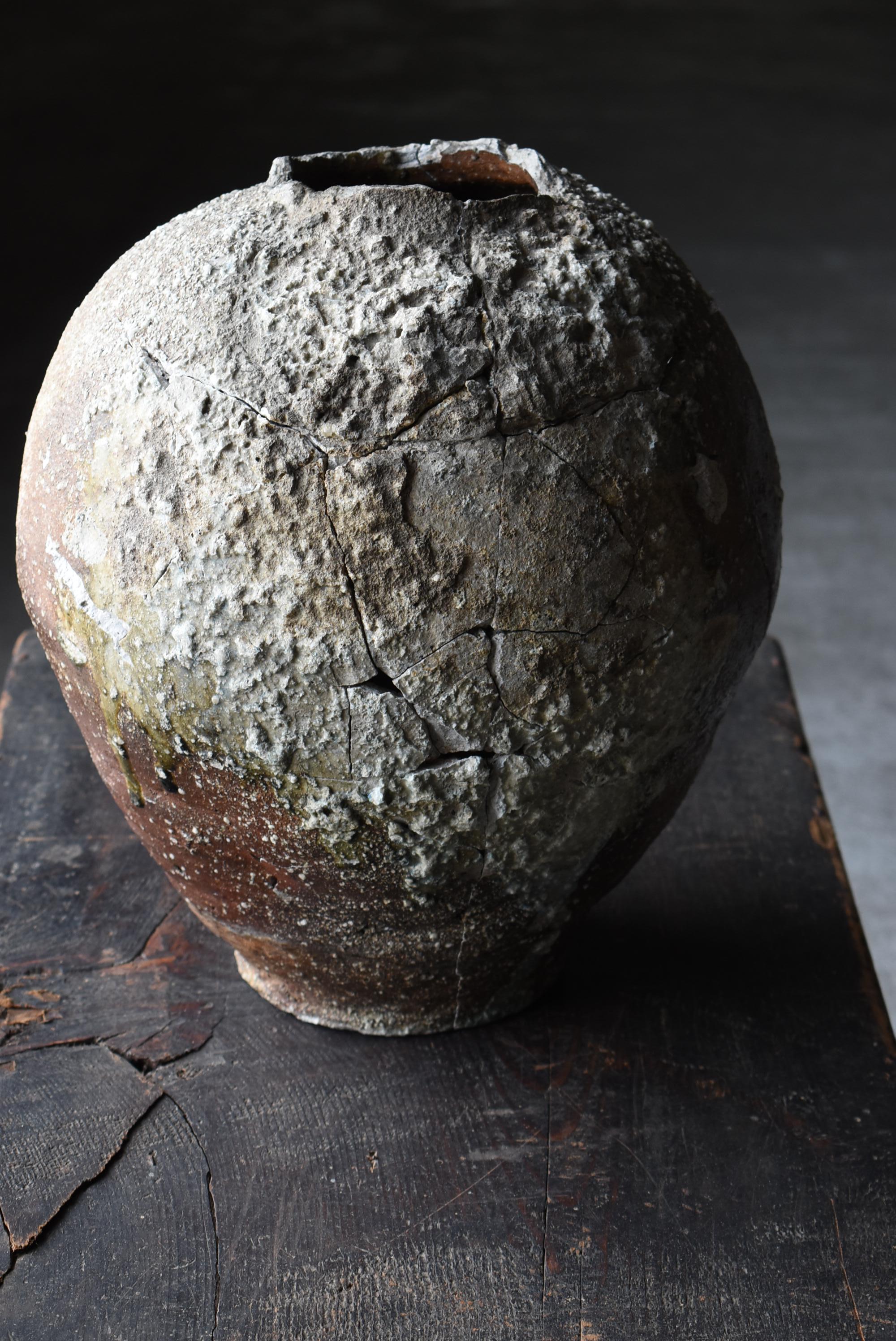 This is a very old large Japanese Tsubo.
The item dates from the Muromachi period (1336s-1573s).
It is a Tsubo called 