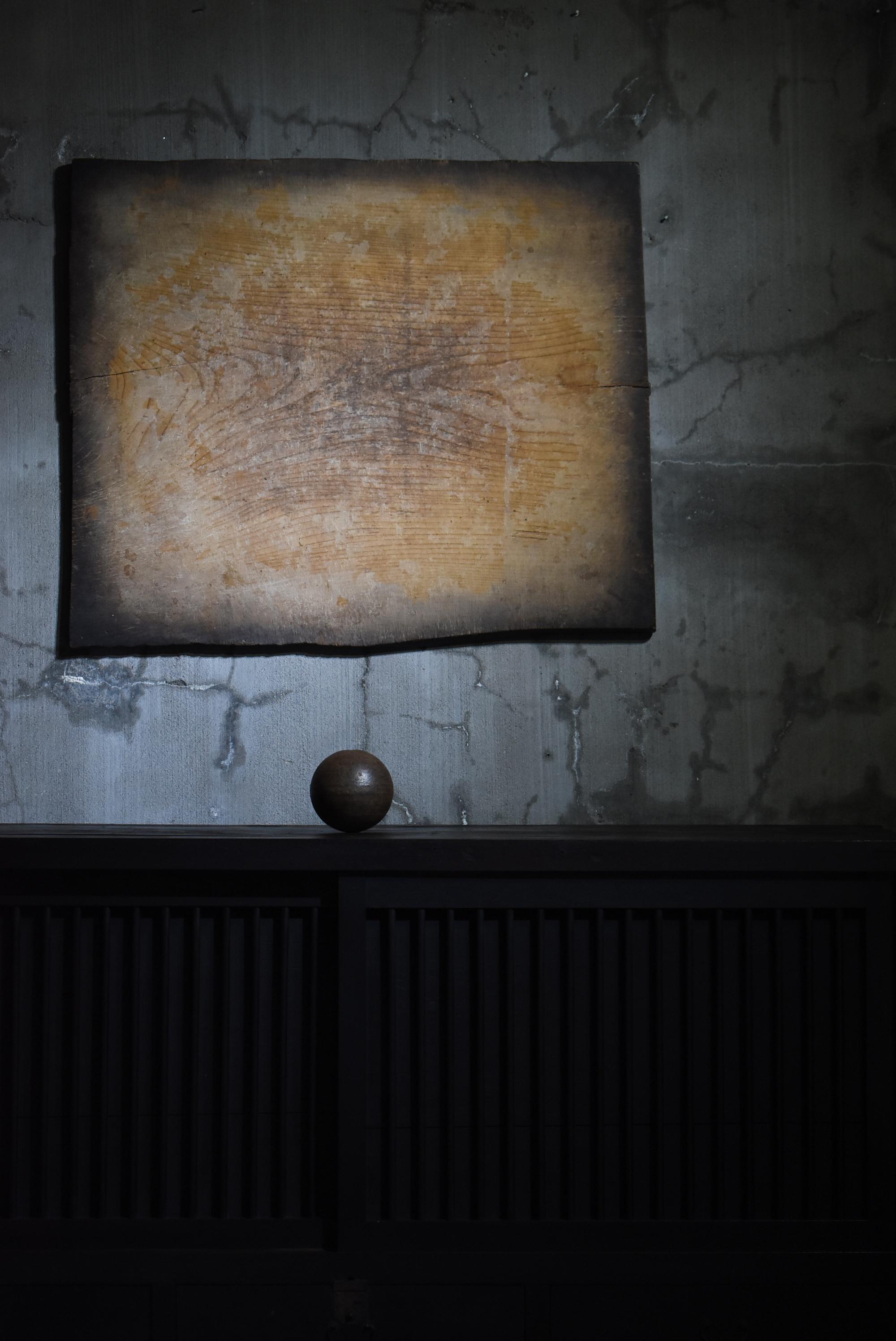 This is an old Japanese wooden workboard
Crafted during the Meiji period (1860s–1900s), it is made from a single slab of keyaki (zelkova wood), a material now extremely rare. The impressive width of the grain suggests that it once came from a