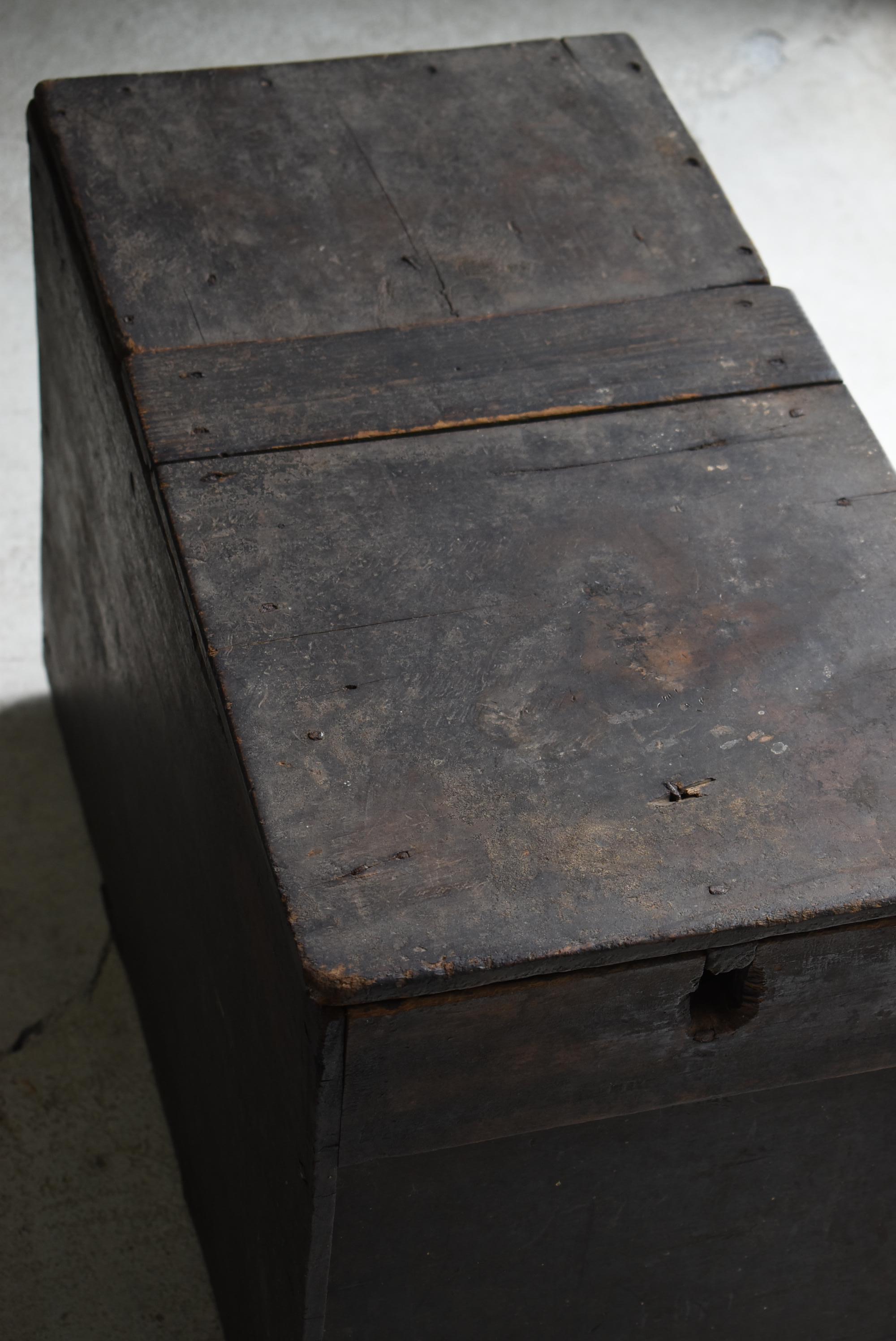 Japanese Antique Wabi-Sabi Wooden Box 1860s-1900s / Side Table 9
