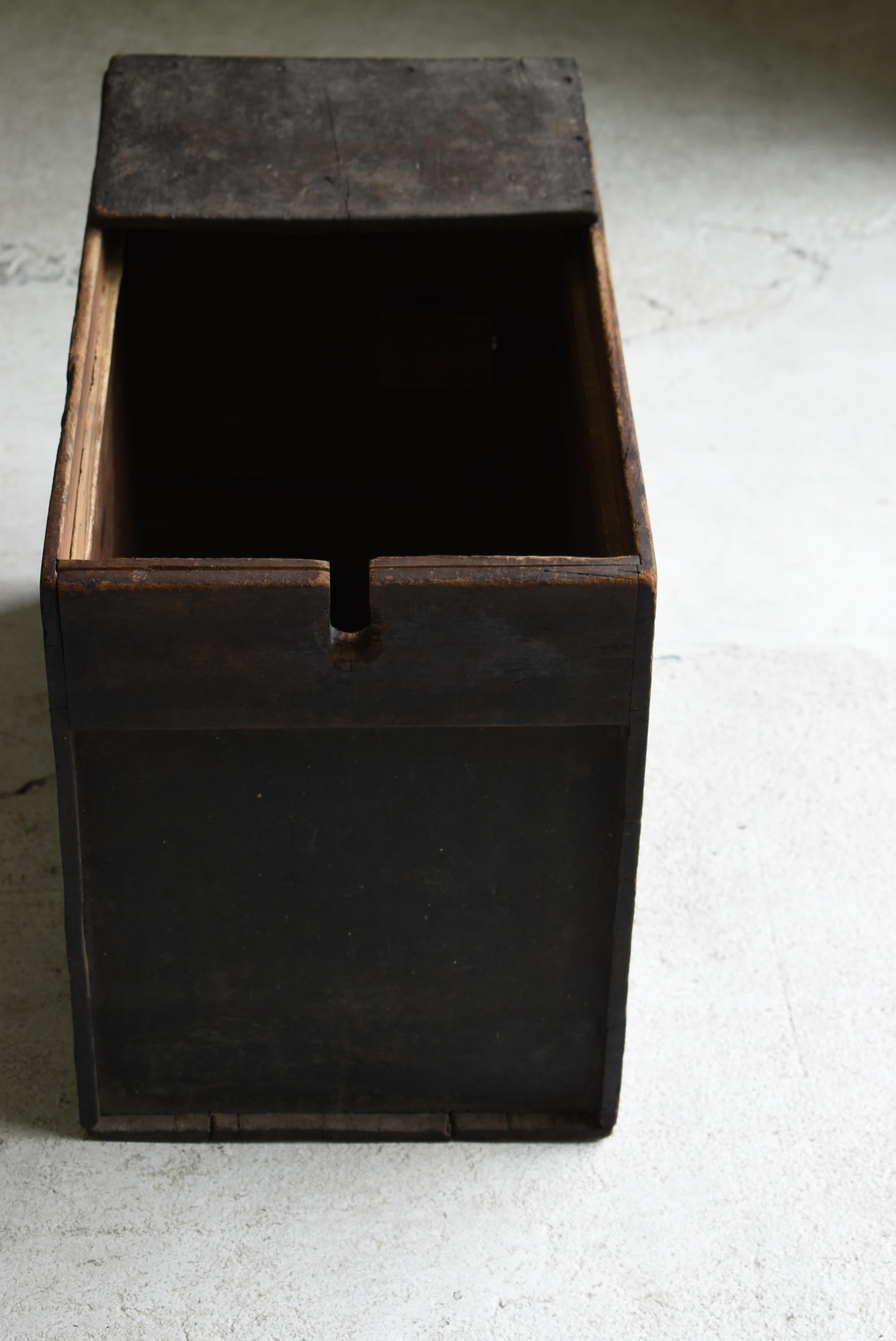 Japanese Antique Wabi-Sabi Wooden Box 1860s-1900s / Side Table 10