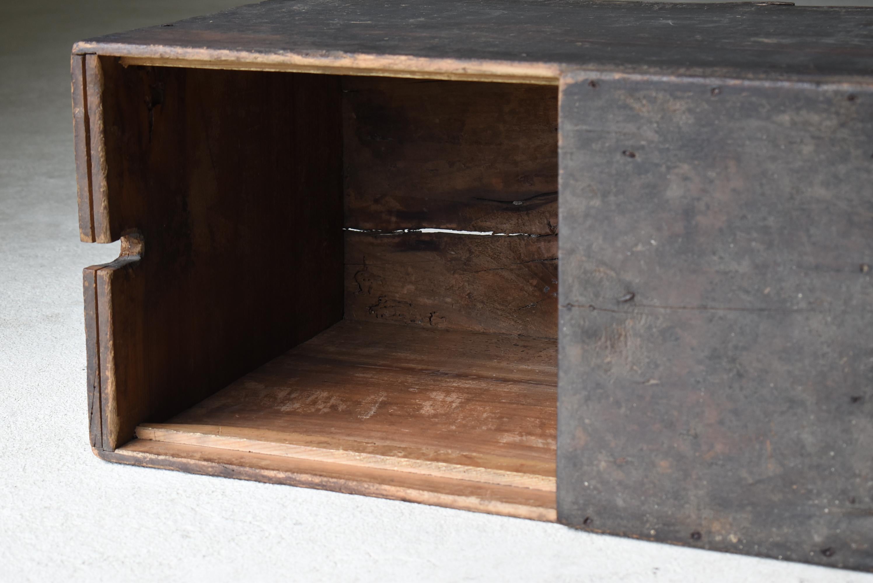Japanese Antique Wabi-Sabi Wooden Box 1860s-1900s / Side Table 11