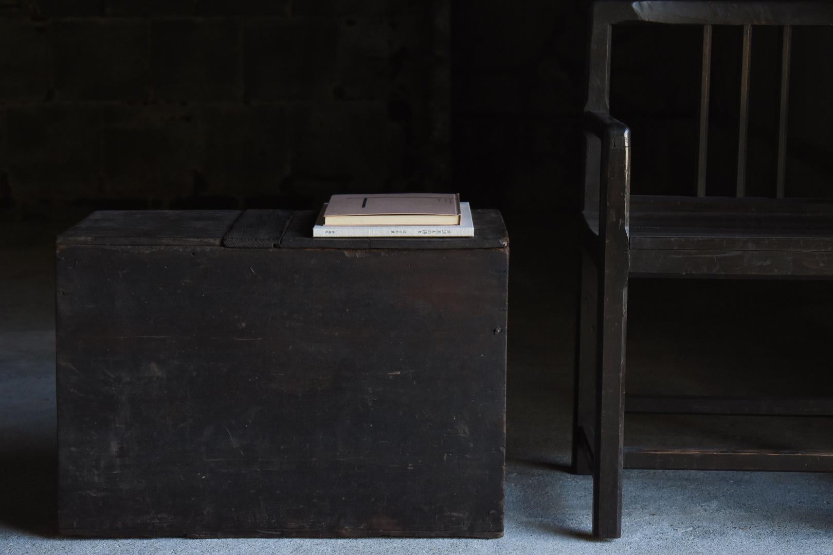 This is an old Japanese wooden box.
This box was made during the Meiji period (1860s-1900s) and was used to store rice.
The material is cedar wood.
Because it was used near a hearth, the surface of the box is covered with soot and blackened.
It can