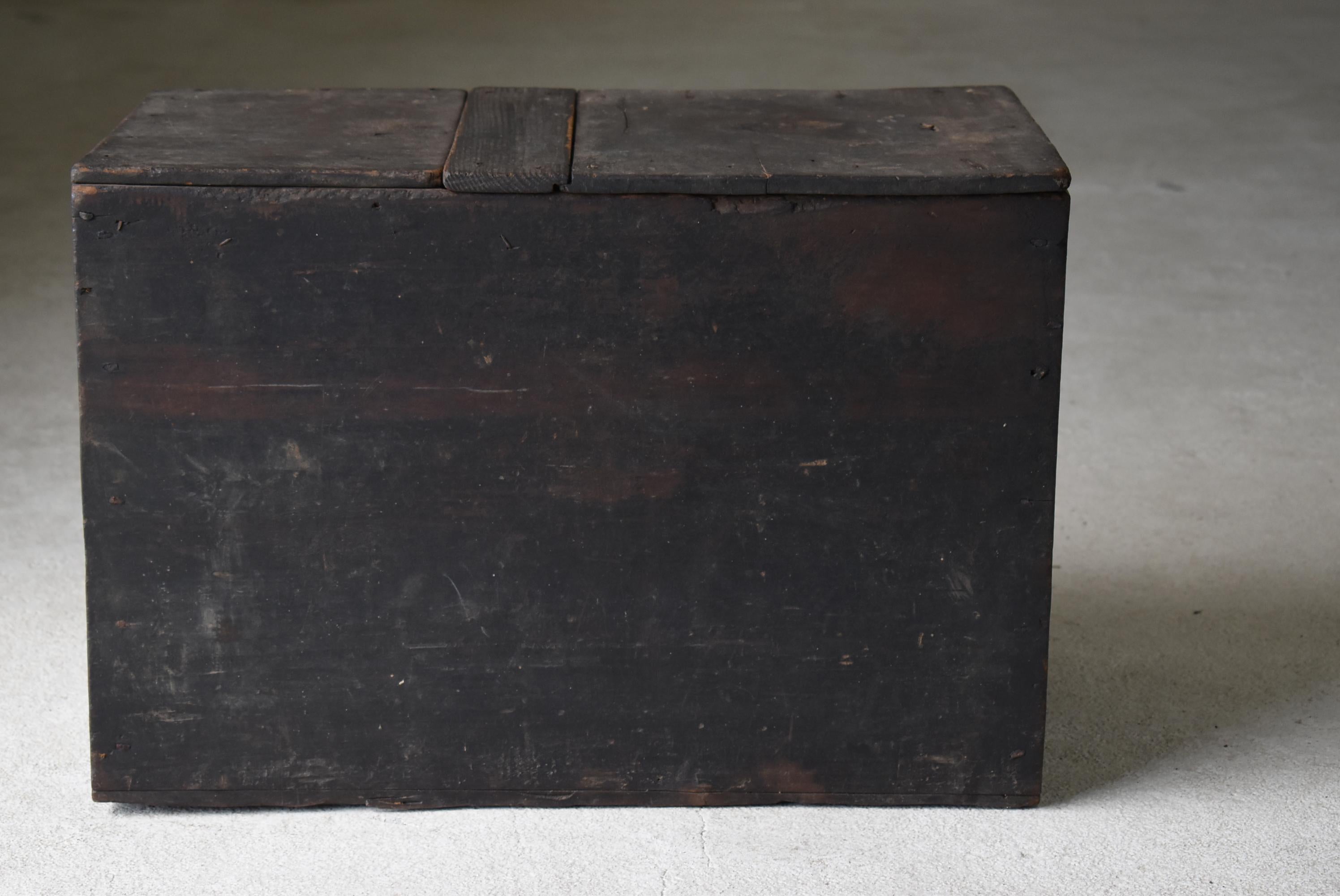Japanese Antique Wabi-Sabi Wooden Box 1860s-1900s / Side Table In Good Condition In Sammu-shi, Chiba