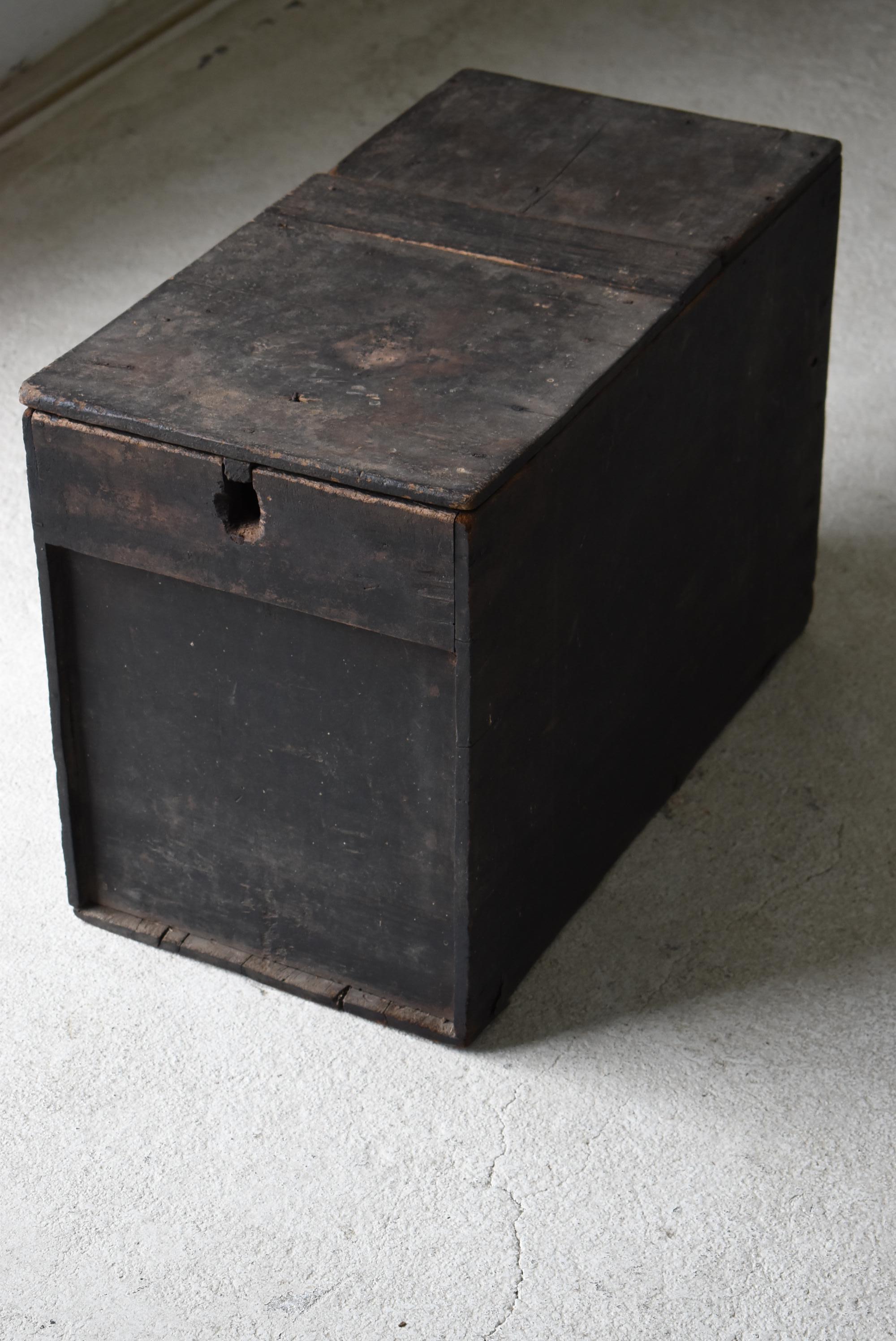 Cedar Japanese Antique Wabi-Sabi Wooden Box 1860s-1900s / Side Table