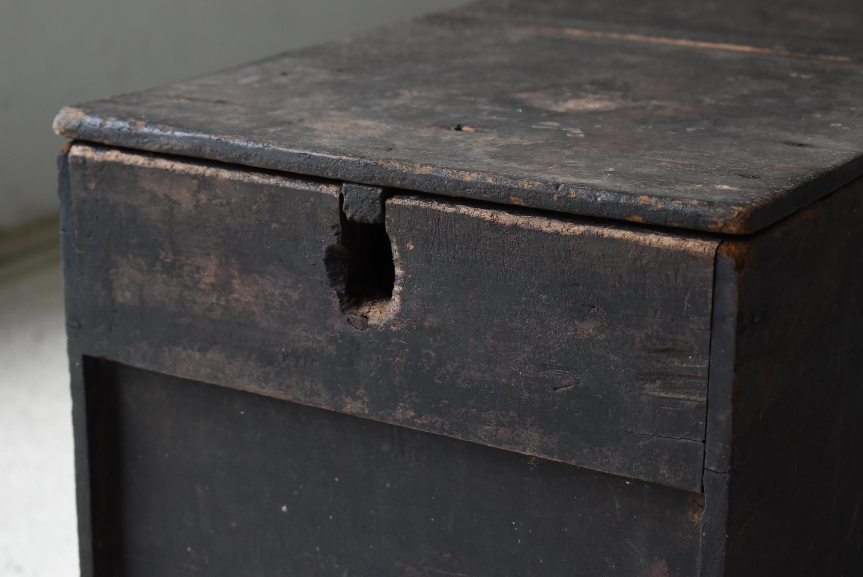 Japanese Antique Wabi-Sabi Wooden Box 1860s-1900s / Side Table 1