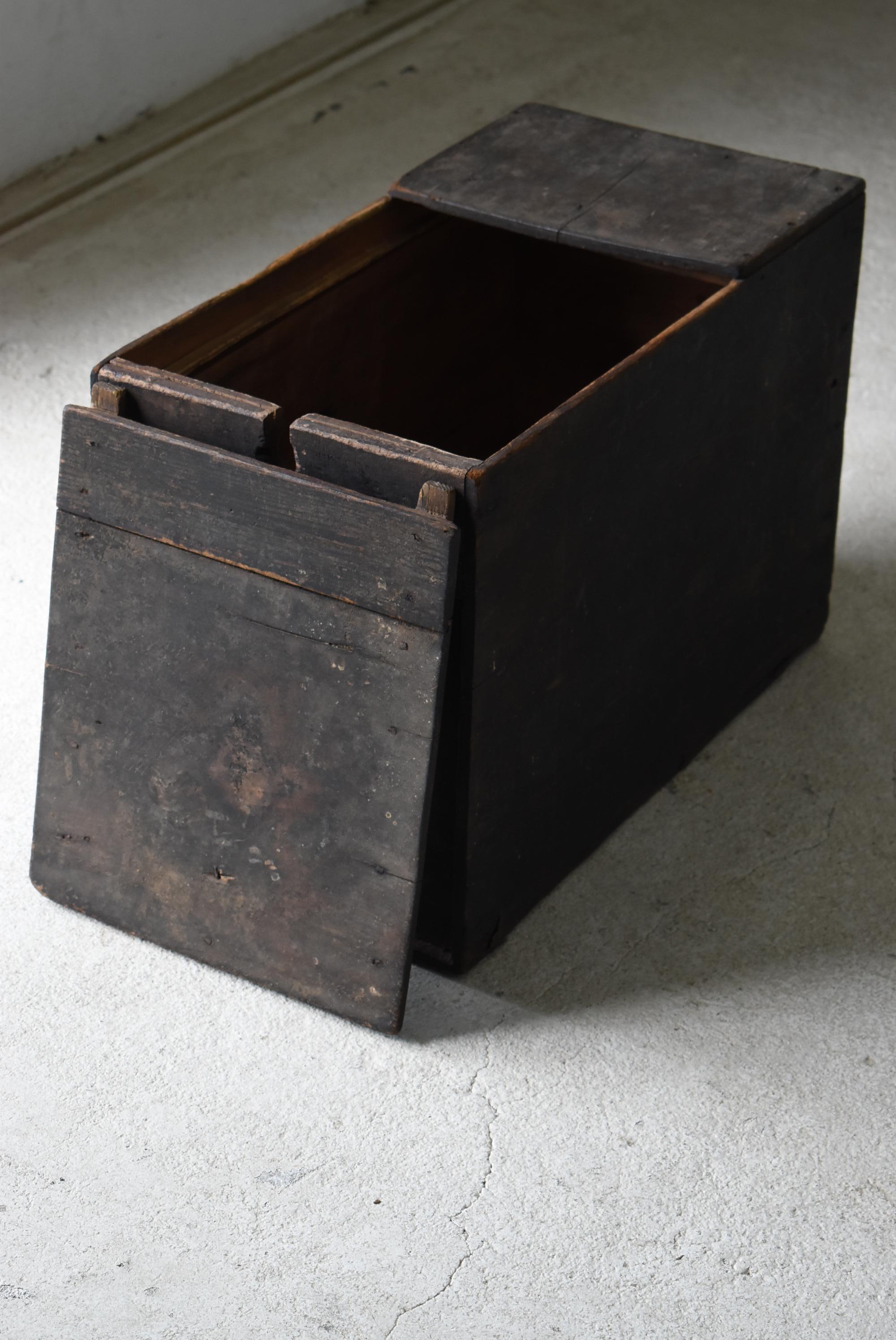 Japanese Antique Wabi-Sabi Wooden Box 1860s-1900s / Side Table 2