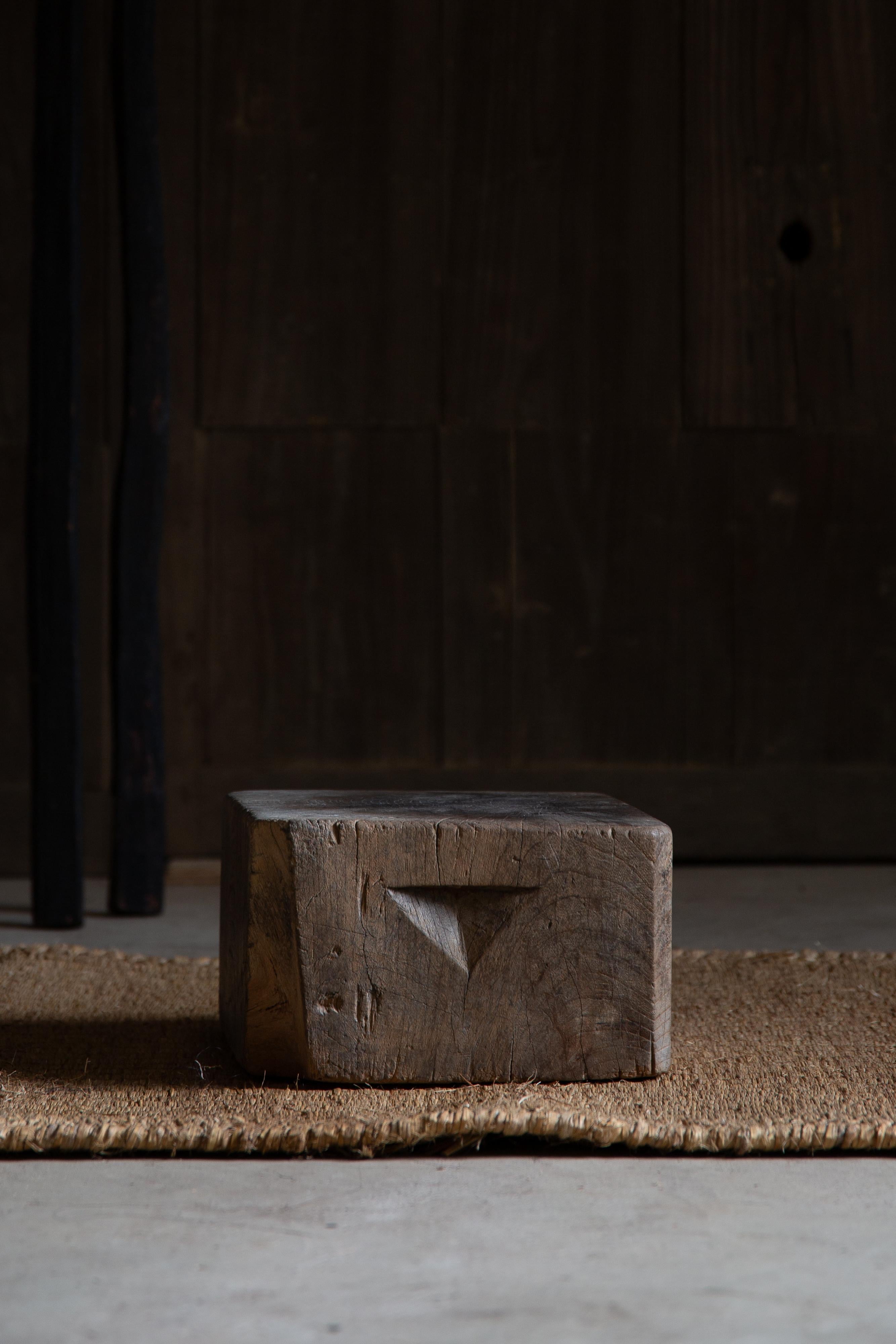 Organico moderno Espositore a cubo in legno giapponese Wabi sabi antico, supporto per vasi da fiori in legno duro in vendita