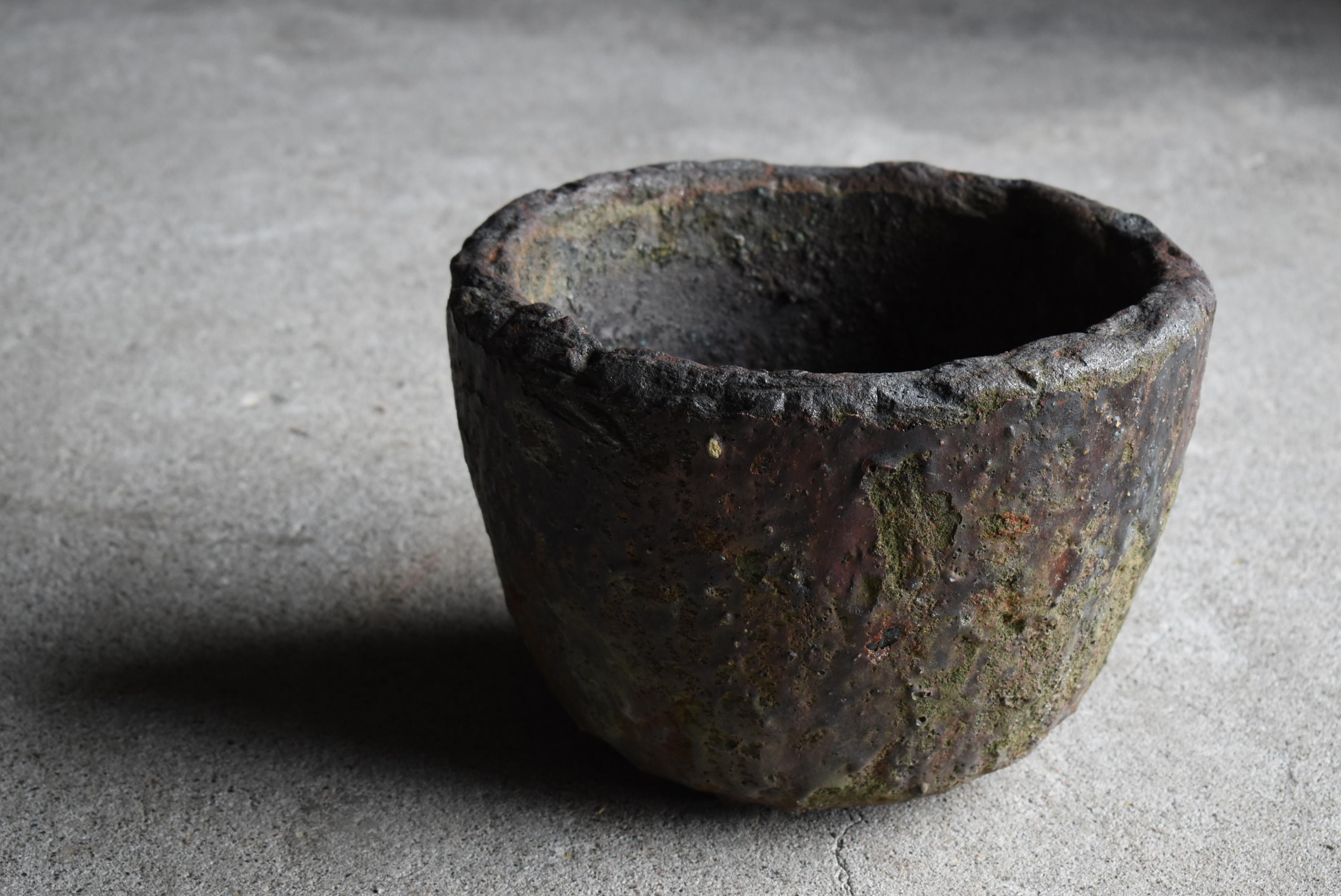 Japanese Antique Wabisabi Crucible 1920s-1940s / Melting Pot Flower Vase  In Good Condition For Sale In Sammu-shi, Chiba