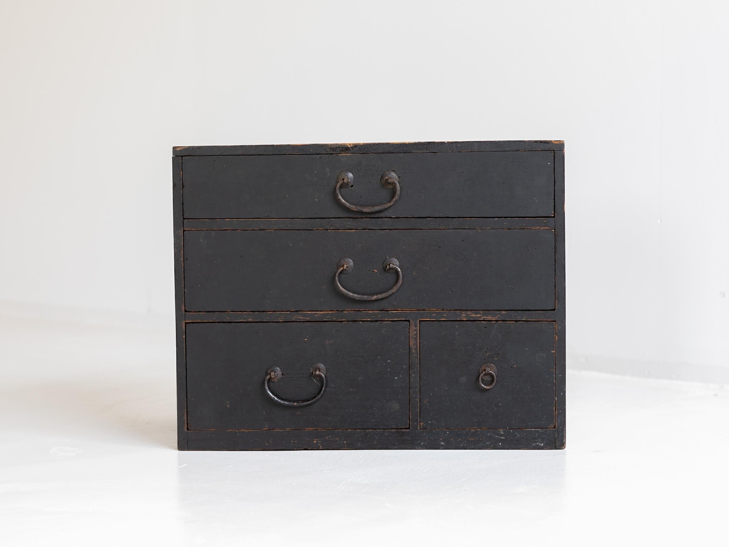 It is a very old Japanese drawer.
It was built from the late Edo period to the Meiji period (1820-1912).
It is furniture that was used in shops rather than being used in ordinary homes.
It is painted black.
Made of cedar wood.
The handle is made of