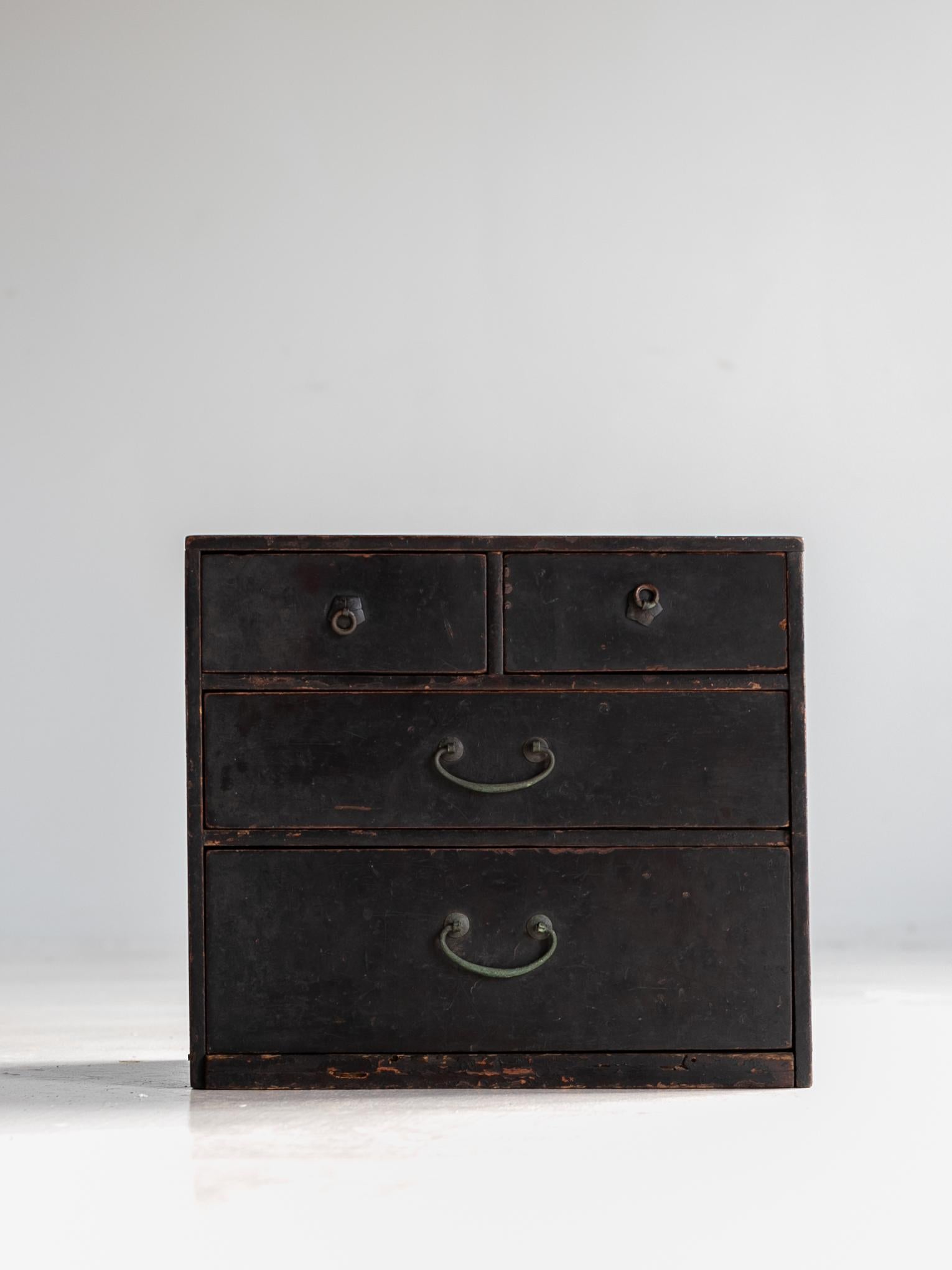Es un cajón japonés muy antiguo.
Se construyó desde finales del periodo Edo hasta el periodo Meiji (1820-1912).
Se trata de muebles que se utilizaban en las tiendas y no en los hogares corrientes.
Está pintado de negro.
De madera de cedro.
El mango