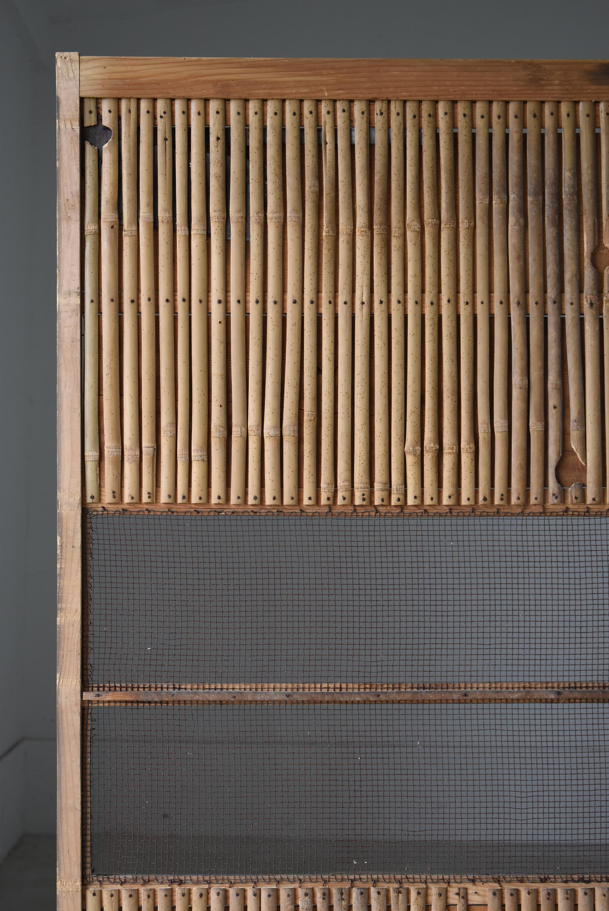 Dies ist eine sehr alte japanische Schiebetür.
Sie stammt aus der Meiji-Zeit (1860-1900).
Es wird aus Zedernholz, Bambus, Zinn und verschiedenen anderen MATERIALEN hergestellt.

Es ist das Nonplusultra der Einfachheit.

Das Blech wird zum Ausfüllen