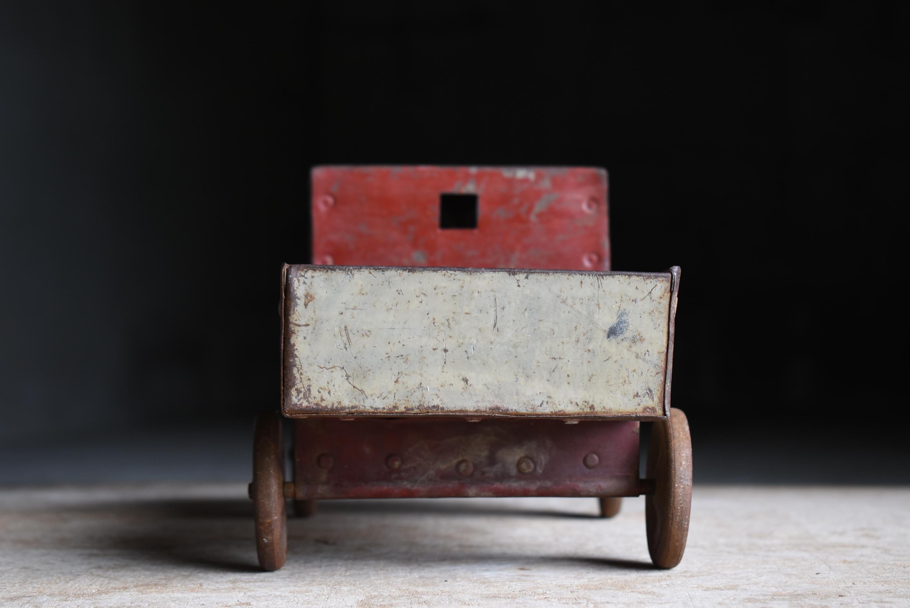 Japanese Antique Wabisabi Tin Toy Truck 1920s-1940s / Figurine Object For Sale 6
