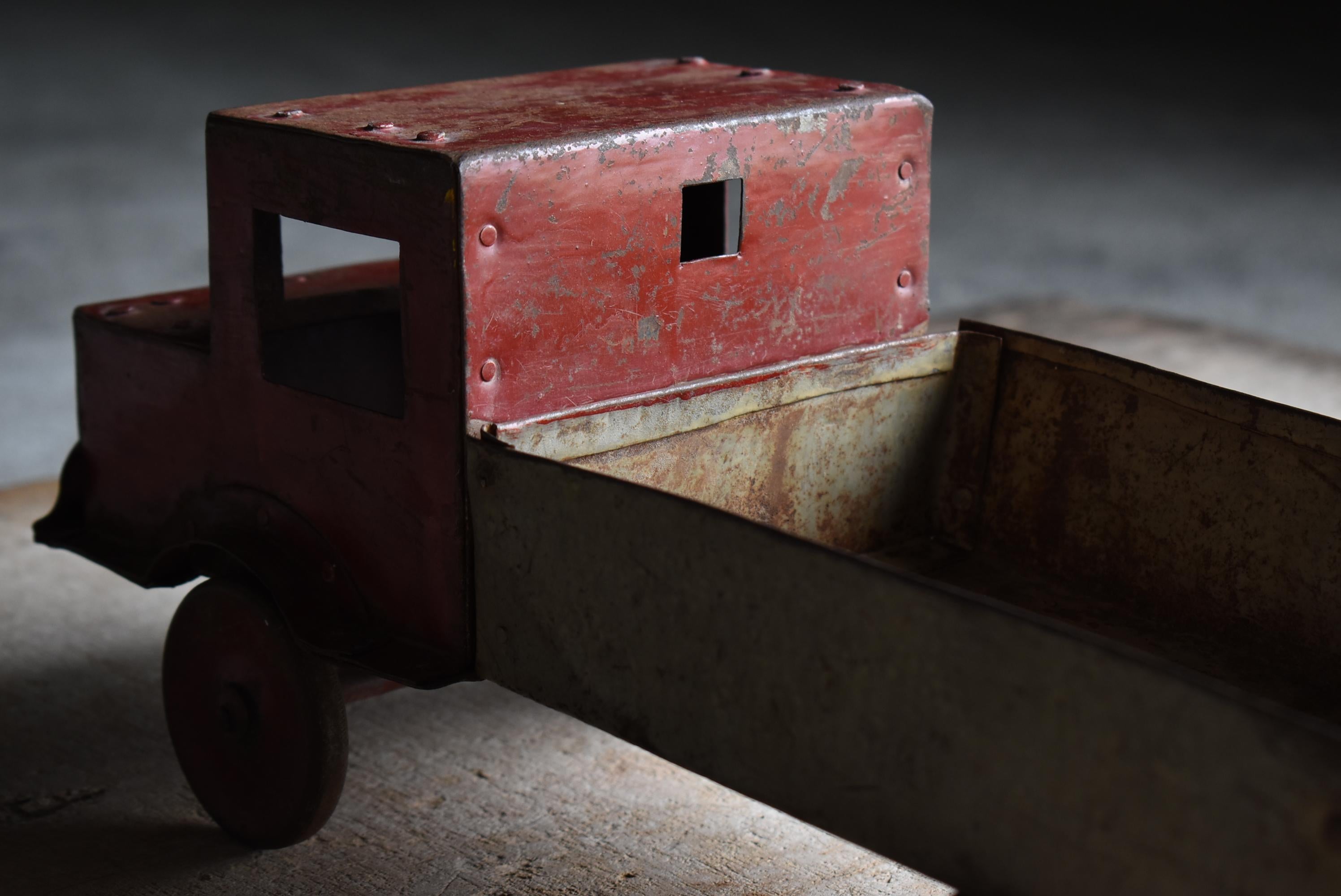 Japanese Antique Wabisabi Tin Toy Truck 1920s-1940s / Figurine Object For Sale 7