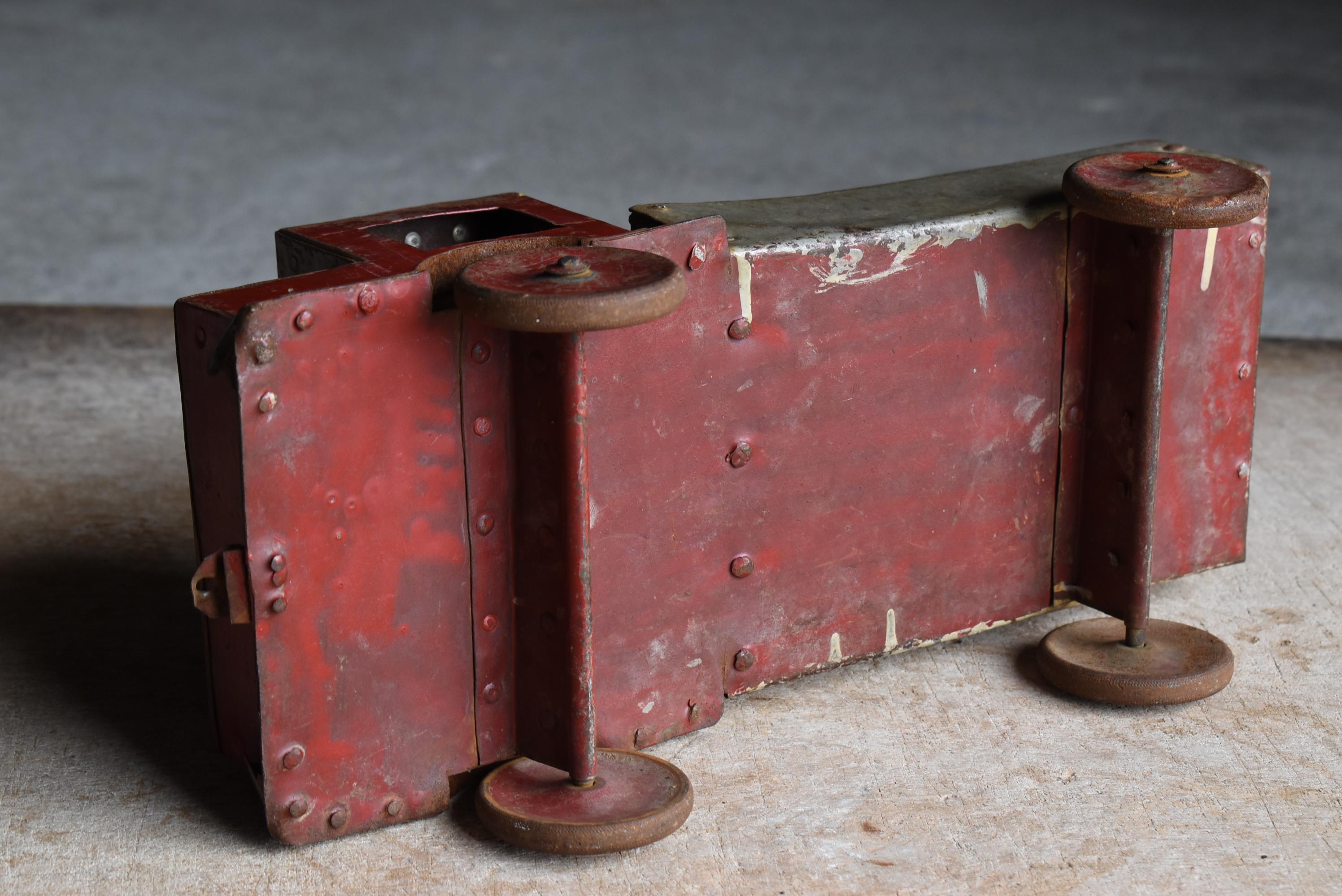 Japanese Antique Wabisabi Tin Toy Truck 1920s-1940s / Figurine Object For Sale 8