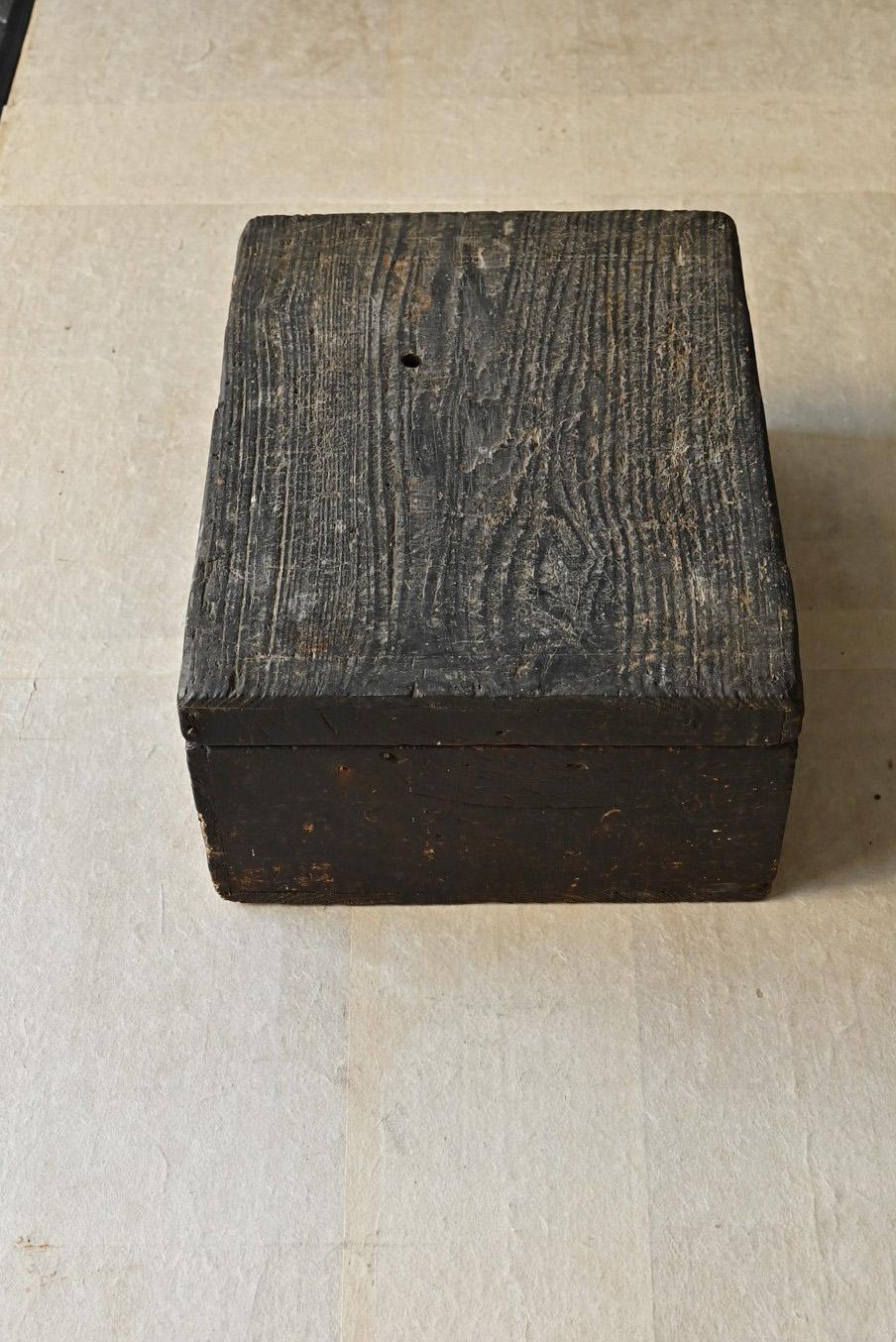 It is a wooden box made from the late Edo period to the Meiji period in Japan.
The material is cedar wood. Cedar is a tree that has been commonly used for Japanese tools and furniture since ancient times.
The wood grain inside the box is very
