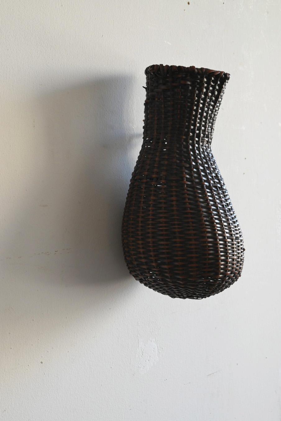 Japanese antique wall hanging bamboo vase/1868-1920/Wabisabi object In Good Condition For Sale In Sammu-shi, Chiba