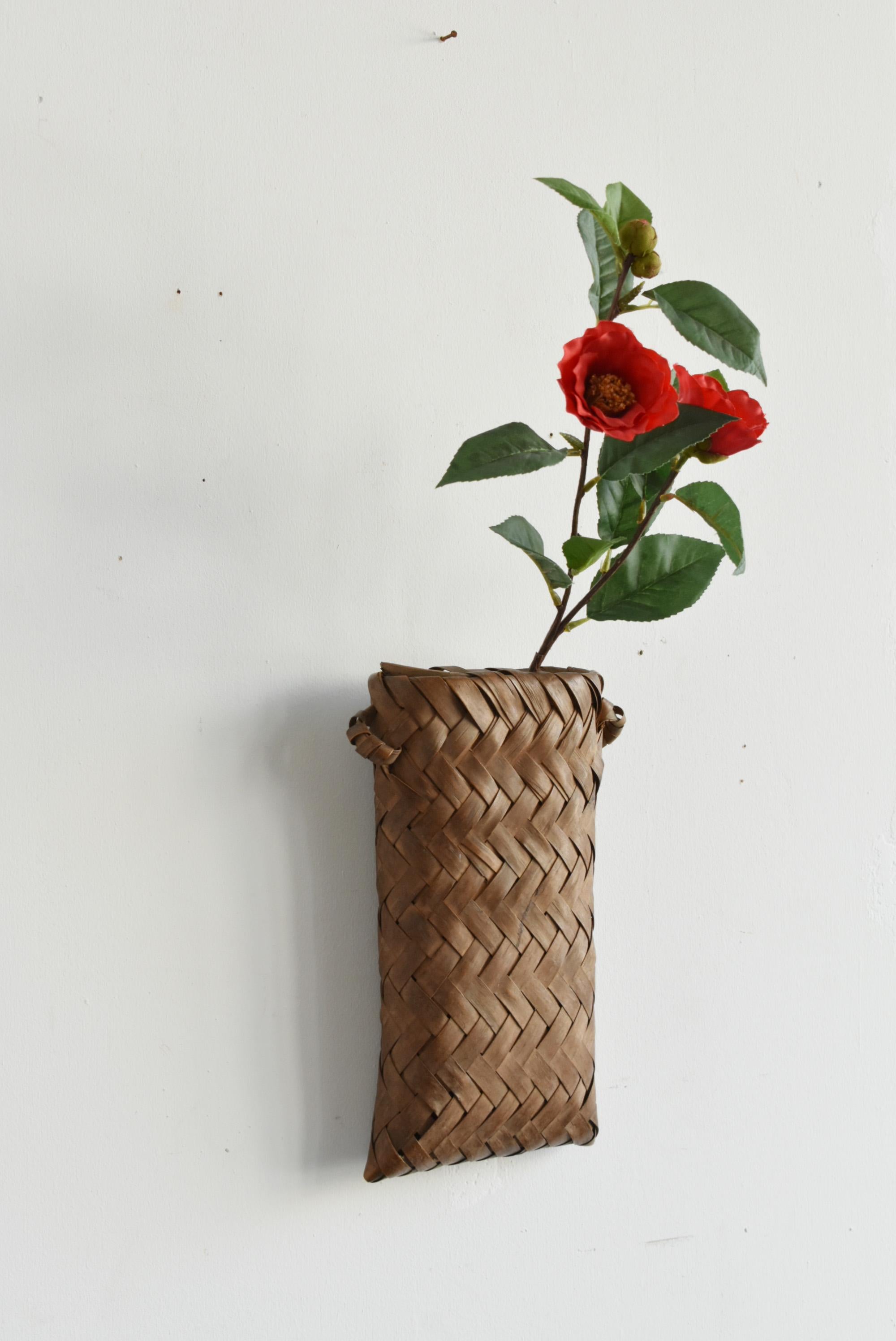 The artificial flowers shown in the photos of this item are accessories and are not included.
Please be careful.

This product is a tool case woven from walnut bark made around 1900-1920.
It is a tool that was made to hold a hatchet, but in