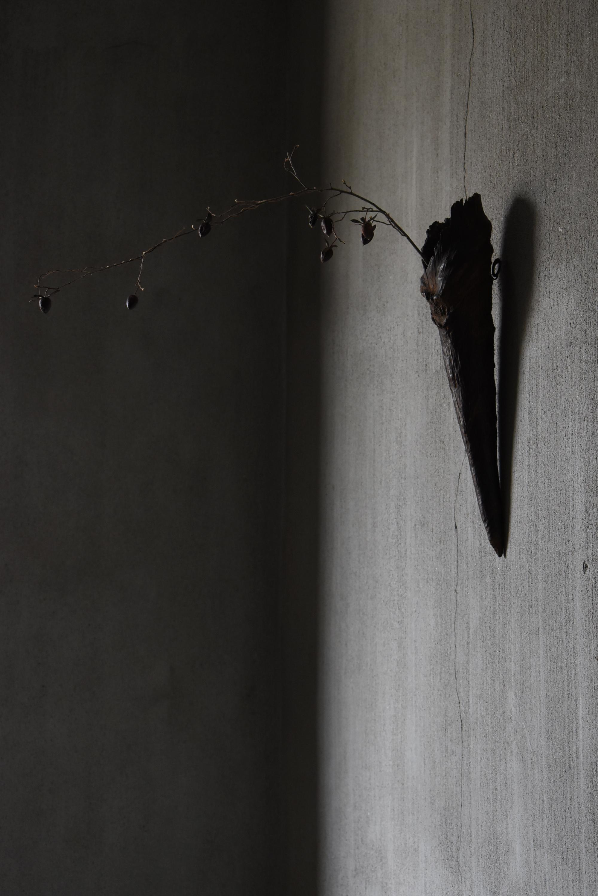 Se trata de un jarrón de madera muy antiguo para colgar en la pared, fabricado en Japón.
Se fabricó a principios del periodo Showa (1900-1940).

Es un jarrón primitivo de madera natural.

Dentro hay un soporte para latas,
Se puede llenar con una