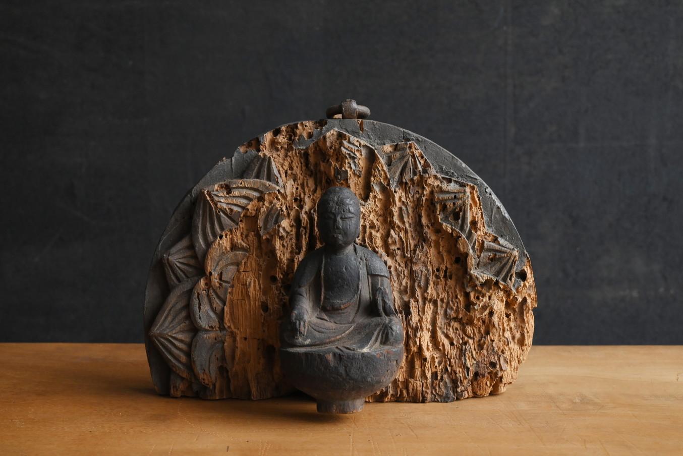 Japanische antike wandhängende Buddha-Statue aus Holz/Edo-Periode/1603-1868/Wabisabi (18. Jahrhundert und früher) im Angebot