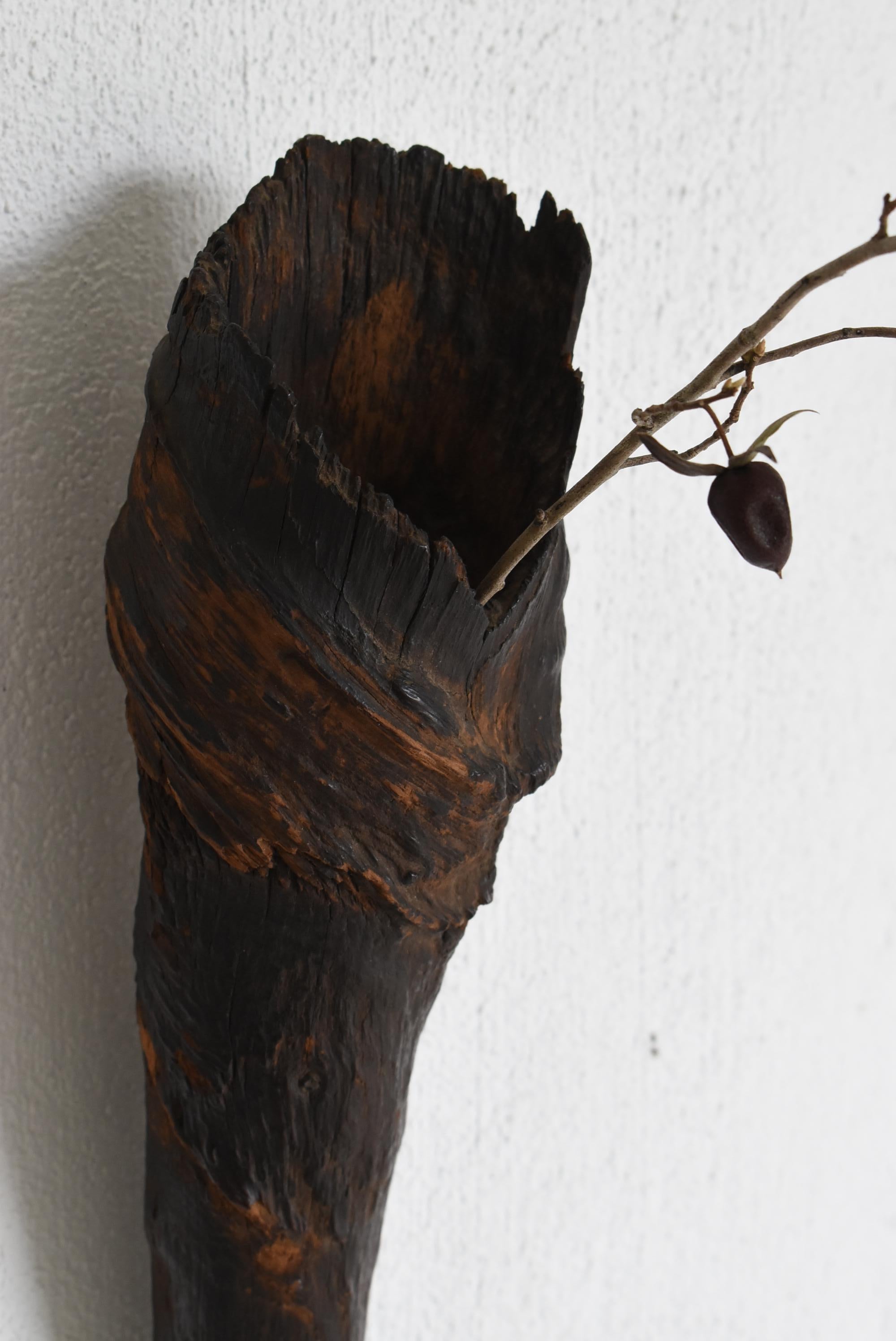 Japanese Antique Wall-Hanging Wooden Flower Vessel 1900s-1940s / Wabi Sabi In Good Condition For Sale In Chōsei District Nagara, JP
