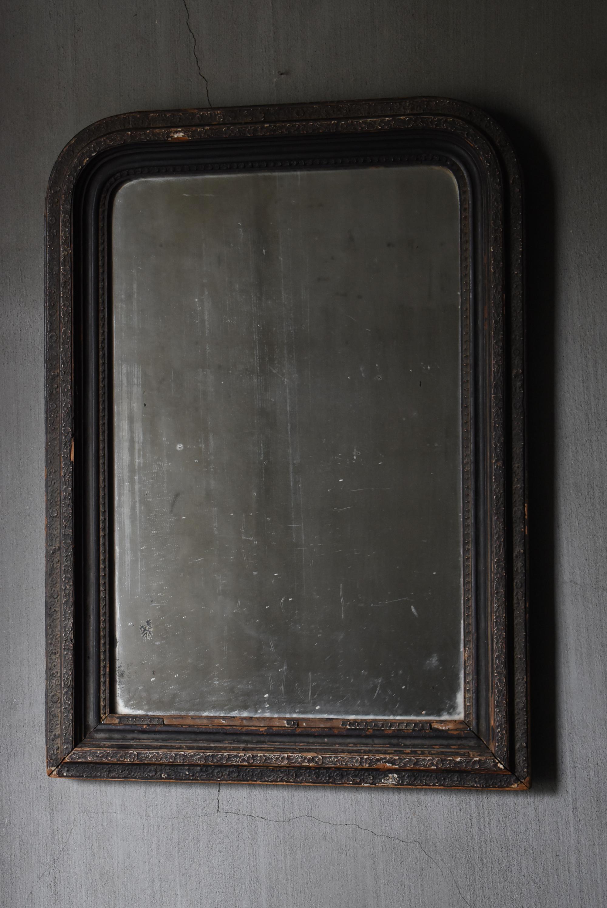 This is a very old wall mirror made in Japan.
This mirror is from the Meiji period (1860s-1920s).
The cedar wood frame is decorated with a pattern in plaster.

The pattern is carved with chrysanthemum flowers.
The language of chrysanthemums is