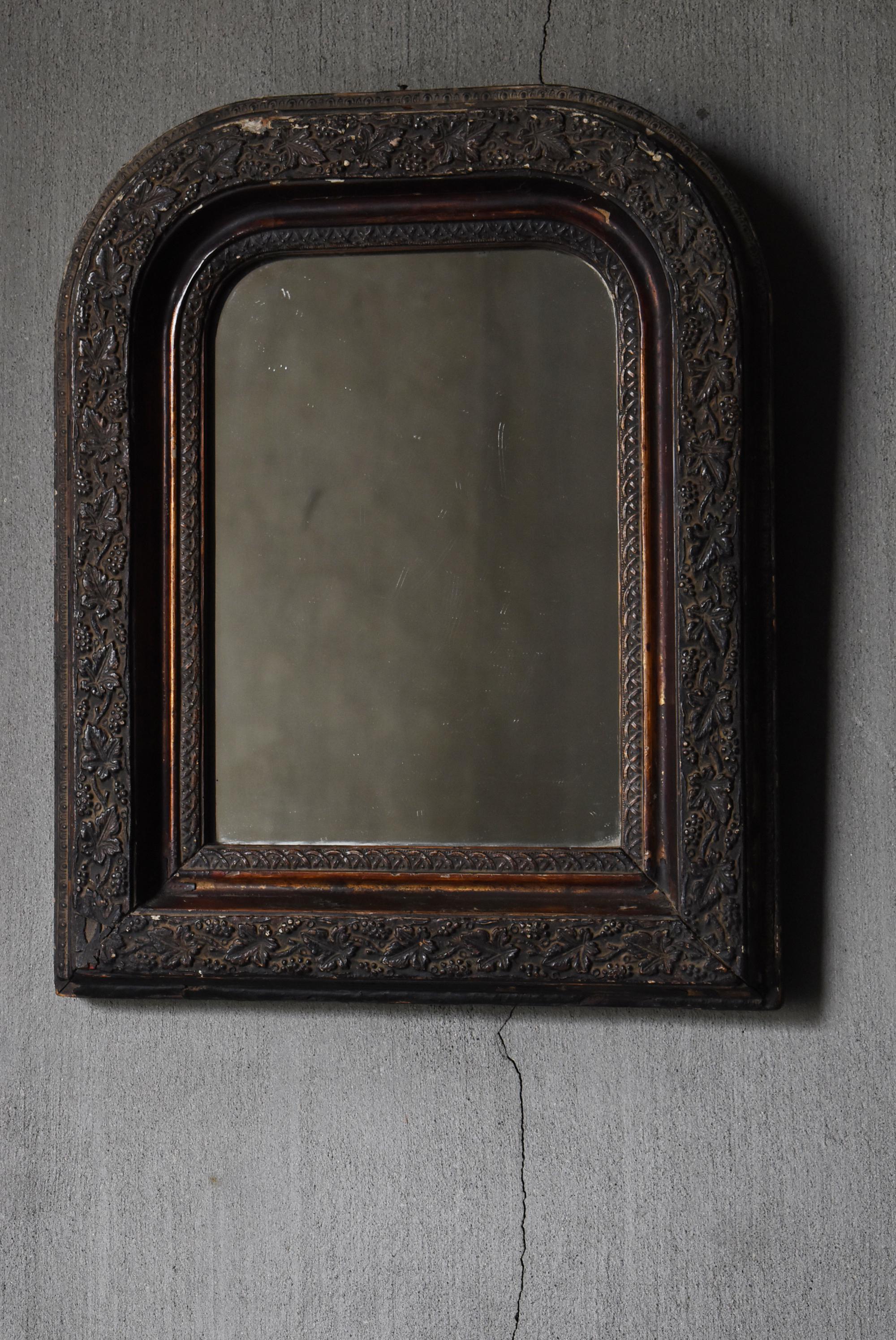 This account consists of five companies.
As for me, I specialize in Japanese antiques and deal in carefully selected items.
With my 20 years of experience, I am re-proposing Japanese antiques from a new perspective.

This is a very old wall mirror