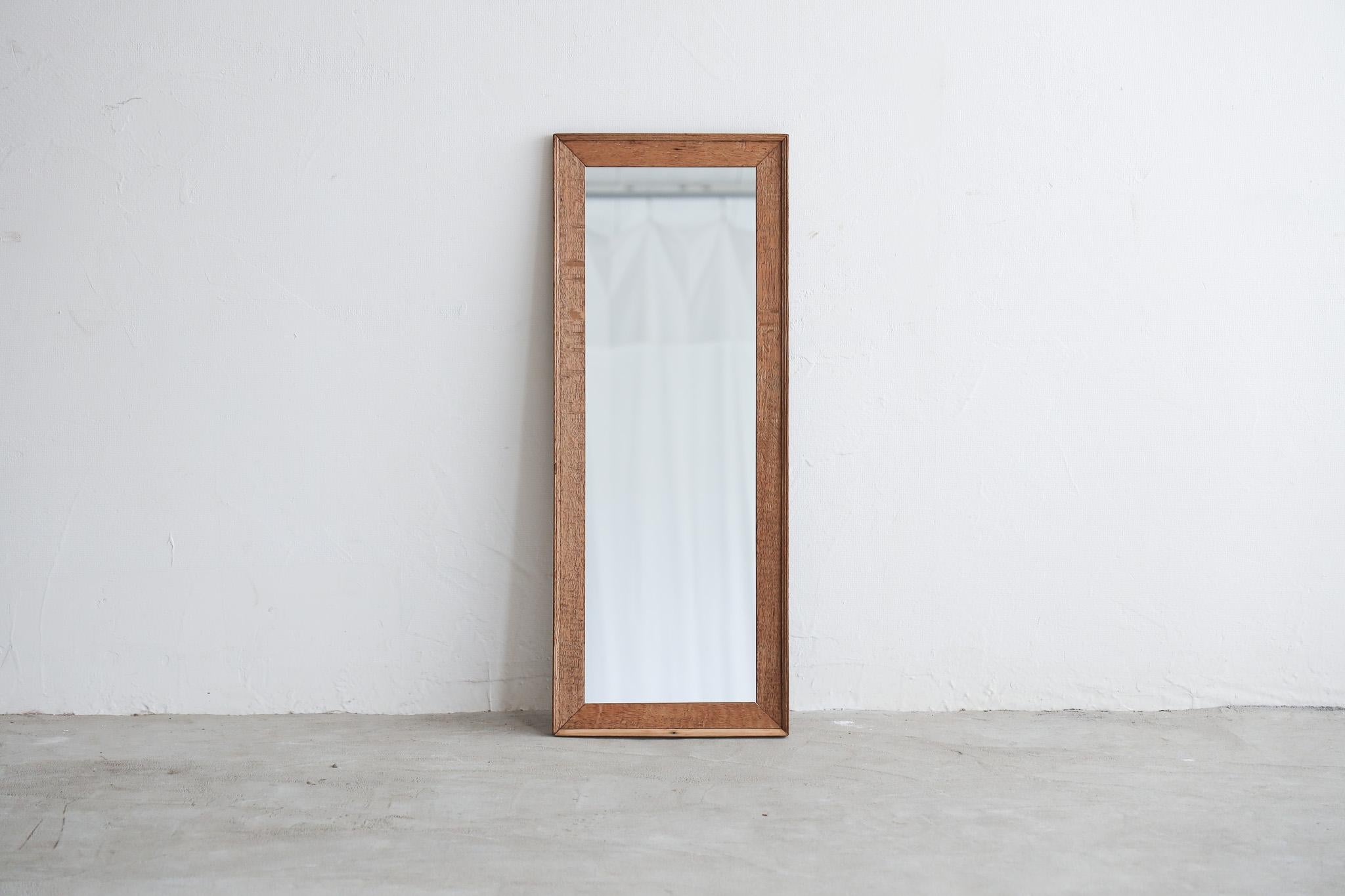 This mirror has an elegant impression, bordered with solid oak.

The thick frame combines simplicity and dignity, giving off a quiet presence.

The design, which highlights the natural wood grain, adds warmth and calm to any space.

Although it is a