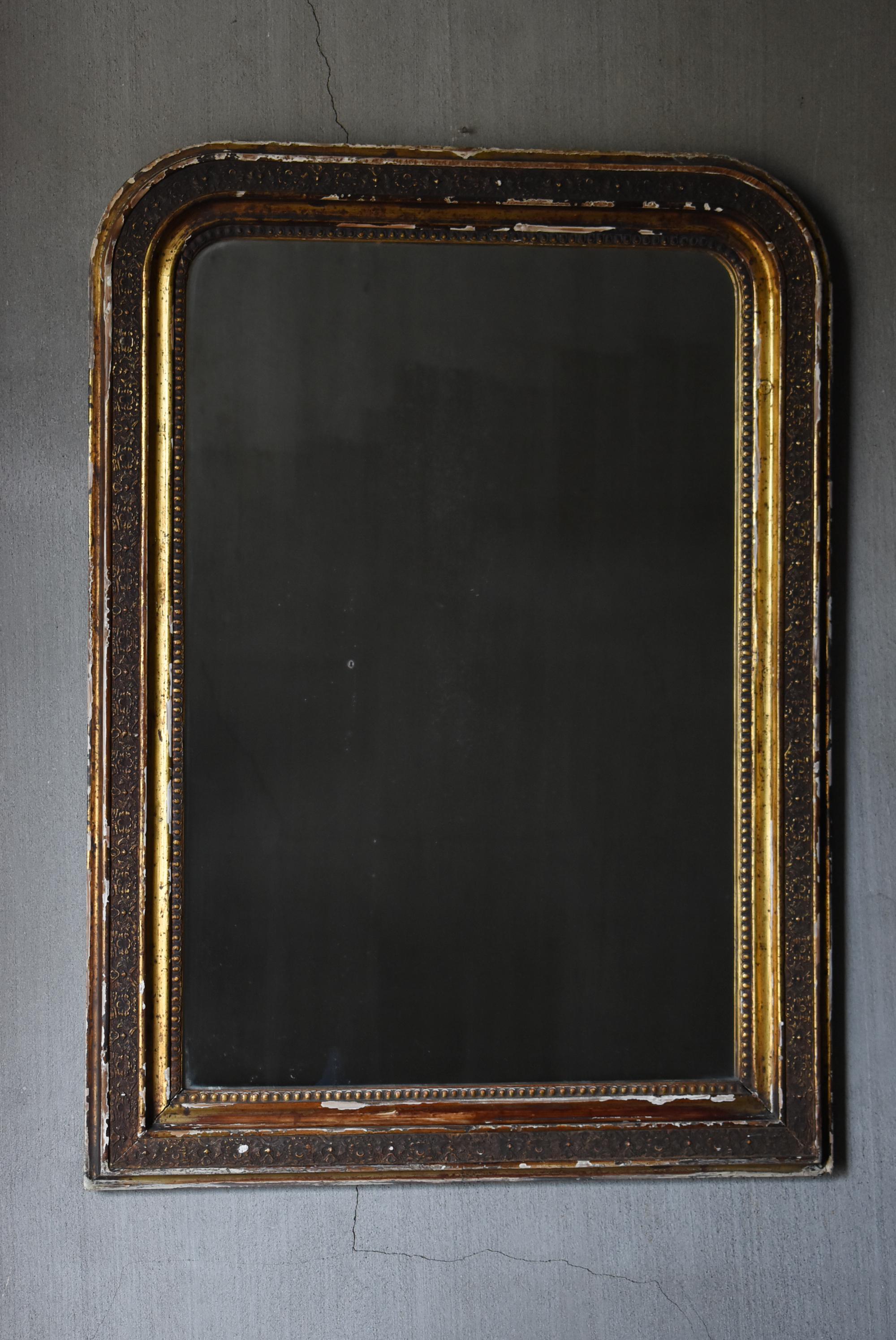 Il s'agit d'un très ancien miroir fabriqué au Japon. On estime qu'il a été fabriqué pendant la période Meiji (1860-1900). La décoration est impressionnante et reflète la forte influence de la culture occidentale. Cependant, la finition est