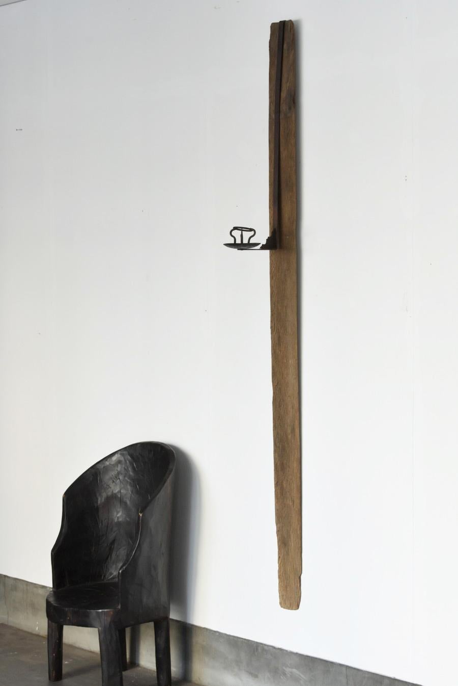 This is an old Japanese wall-mounted candlestick.
It is a special item that combines a wooden board and an iron candlestick.
It is from around the Meiji to early Showa period (1868 to 1920).
The wood used is oak.
It is thought that this iron