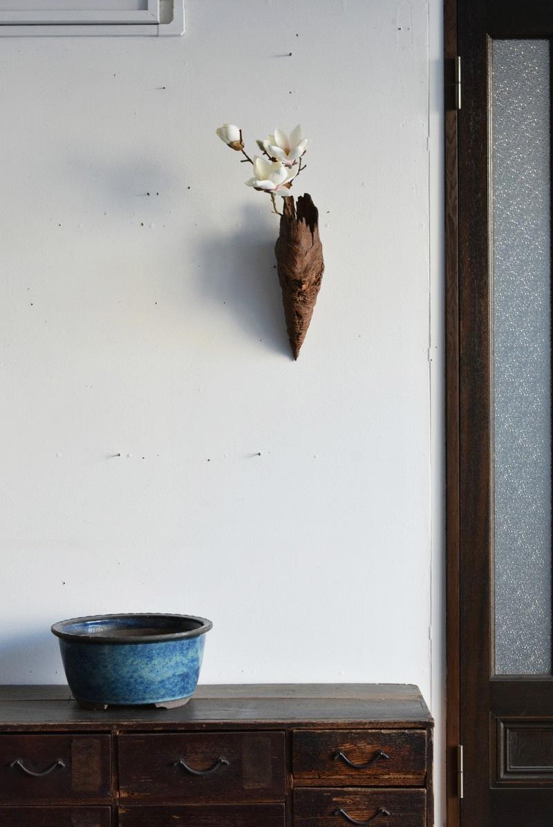 We have a unique Japanese aesthetic sense.
And only we can introduce unique items through our purchasing channels in Japan and the experience we have gained so far, in such a way that no one else can imitate.

This is a vase that uses a wooden