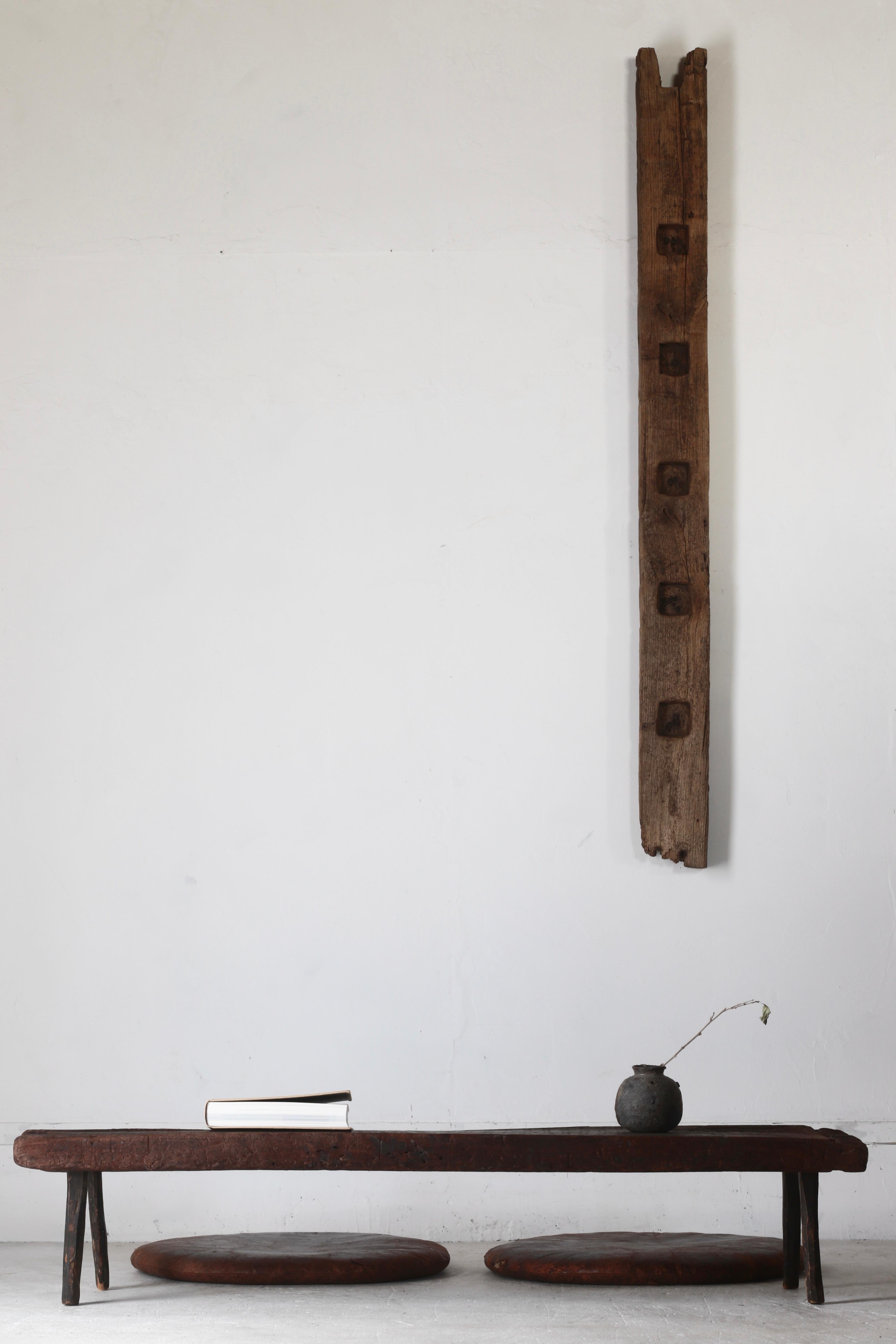 Cette table basse est fabriquée à partir de bois japonais récupéré.

Le plateau de la table est une planche très solide et lourde qui a été utilisée comme établi pendant de nombreuses années. Son épaisseur est marquée par des fissures et des