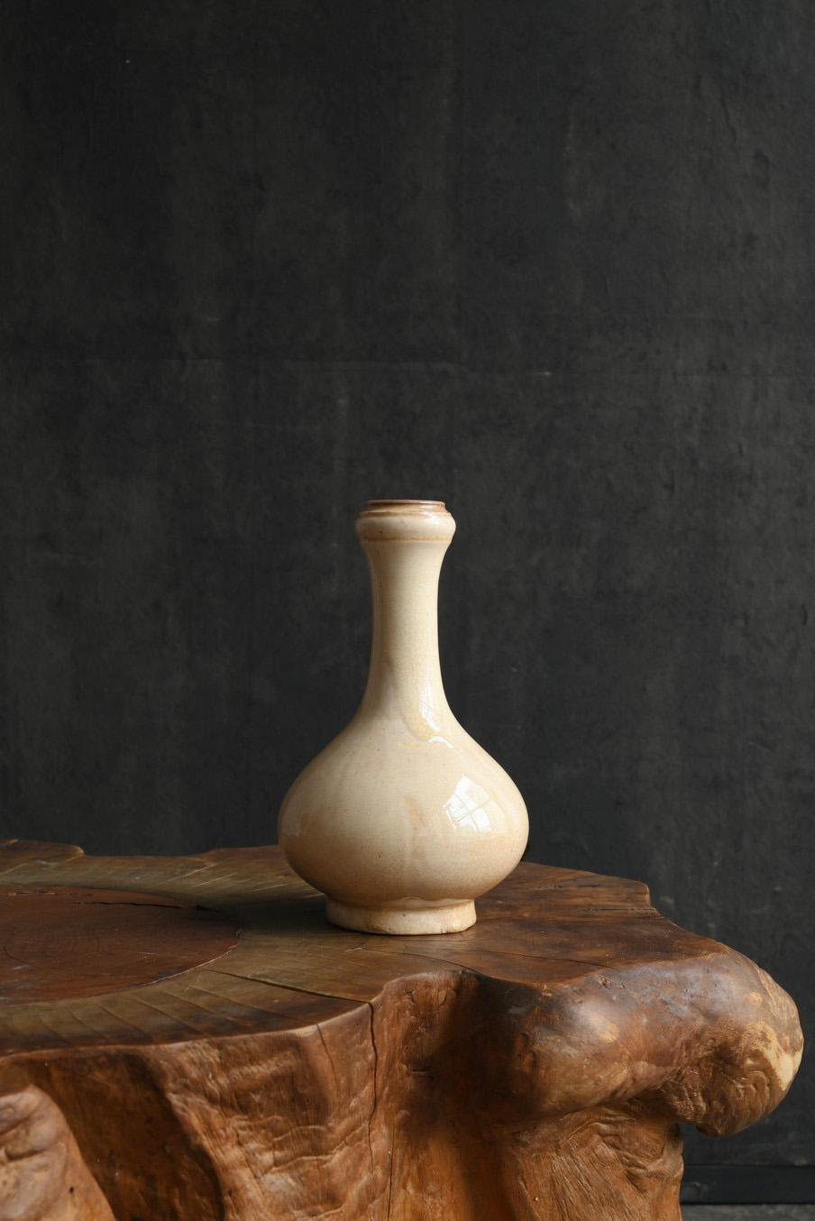 Japanese antique white-glazed sake bottle / [Satsuma ware] vase / 1700-1800s For Sale 11