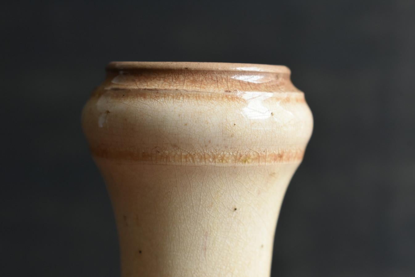 Japanese antique white-glazed sake bottle / [Satsuma ware] vase / 1700-1800s For Sale 3