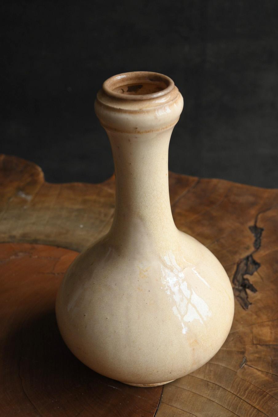 Japanese antique white-glazed sake bottle / [Satsuma ware] vase / 1700-1800s For Sale 1