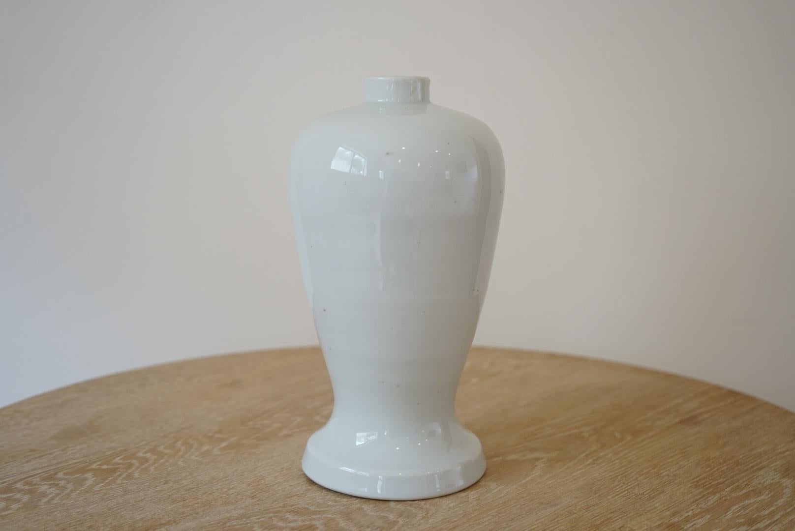 Es handelt sich um eine weiße Porzellanflasche für japanischen heiligen Sake.
Heutzutage verwenden viele Menschen sie als Blumenvasen.
Eine der Flaschen hat einen Chip und einen Riss am Rand.
Der Boden ist ein wenig instabil.
Der Preis gilt für