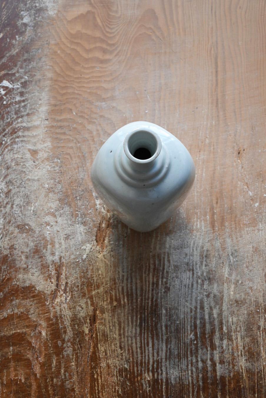 Japanese antique white porcelain vase/1818-1900/”Iwatani ware”/rare sake bottle For Sale 2