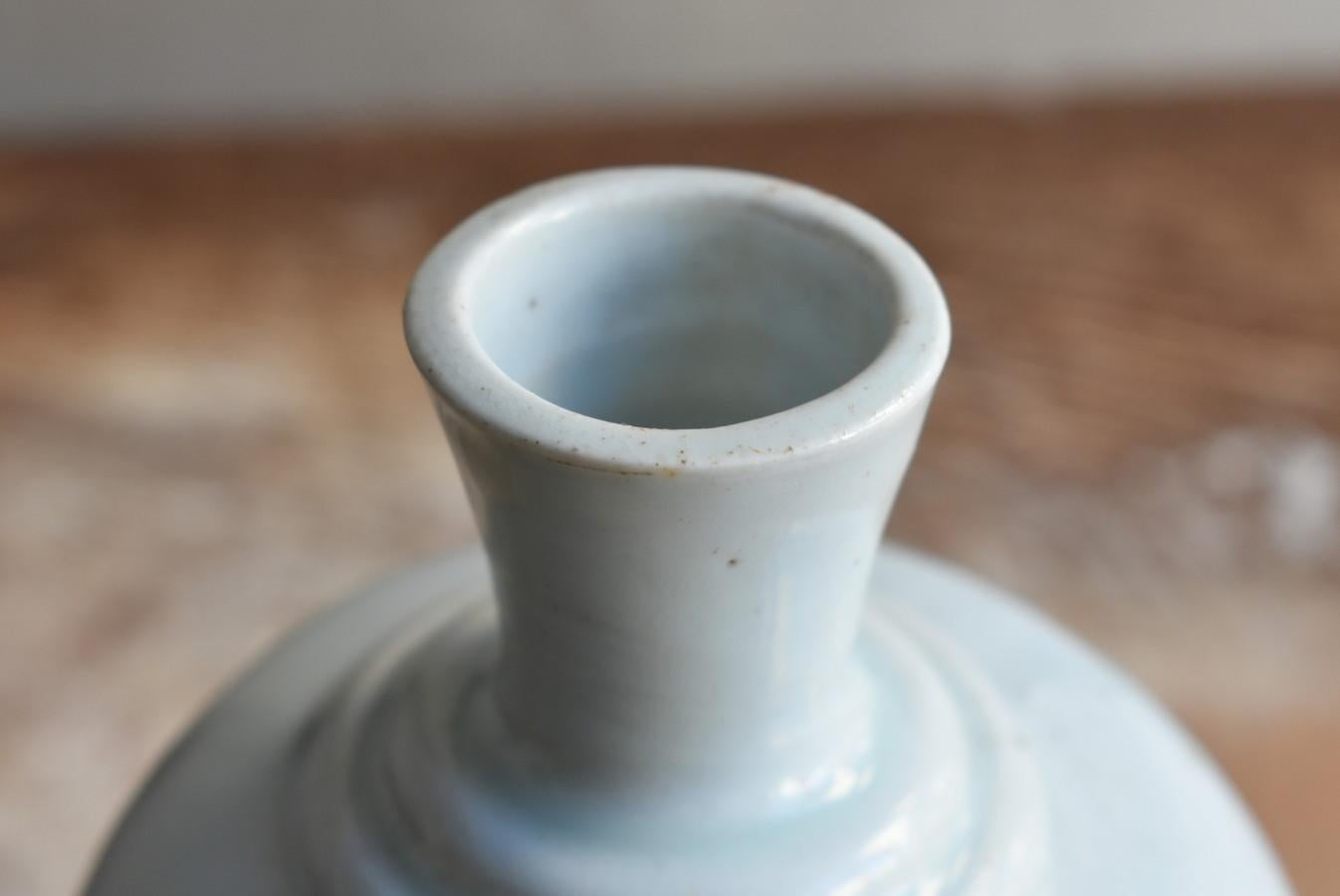 Japanese antique white porcelain vase/1818-1900/”Iwatani ware”/rare sake bottle For Sale 4