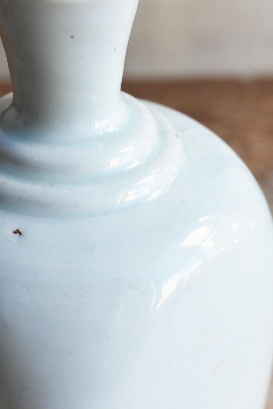 Japanese antique white porcelain vase/1818-1900/”Iwatani ware”/rare sake bottle For Sale 4
