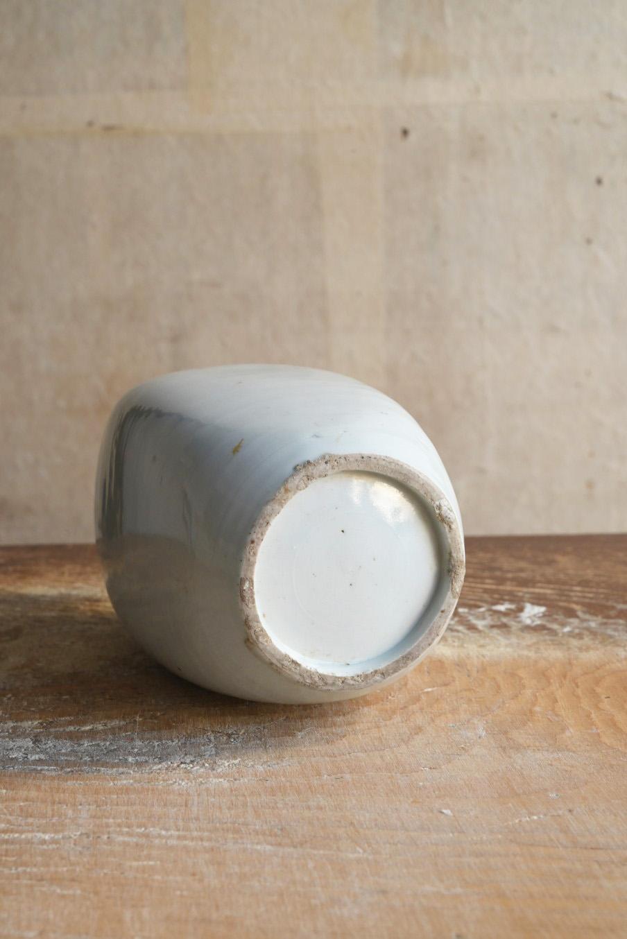 Japanese antique white porcelain vase/1818-1900/”Iwatani ware”/rare sake bottle For Sale 8