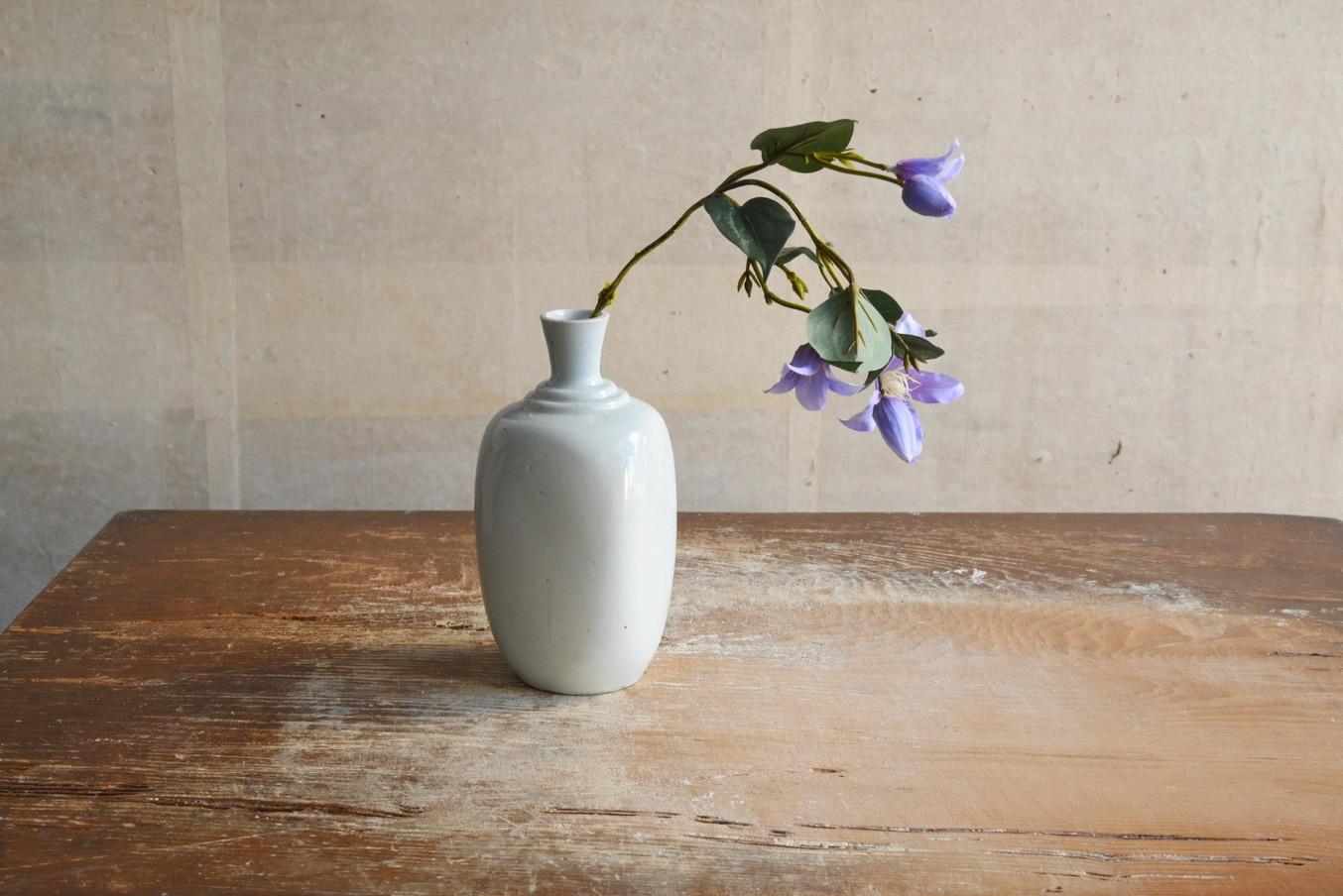 Japanese antique white porcelain vase/1818-1900/”Iwatani ware”/rare sake bottle For Sale 11