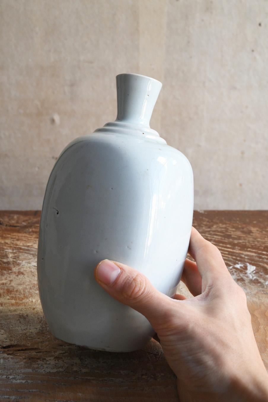 Edo Japanese antique white porcelain vase/1818-1900/”Iwatani ware”/rare sake bottle For Sale