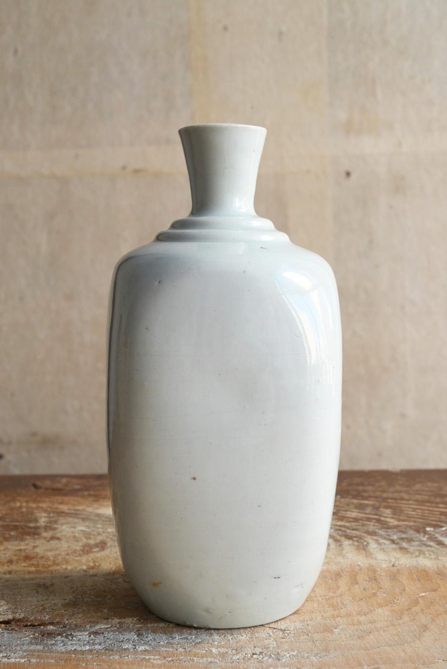 Glazed Japanese antique white porcelain vase/1818-1900/”Iwatani ware”/rare sake bottle For Sale