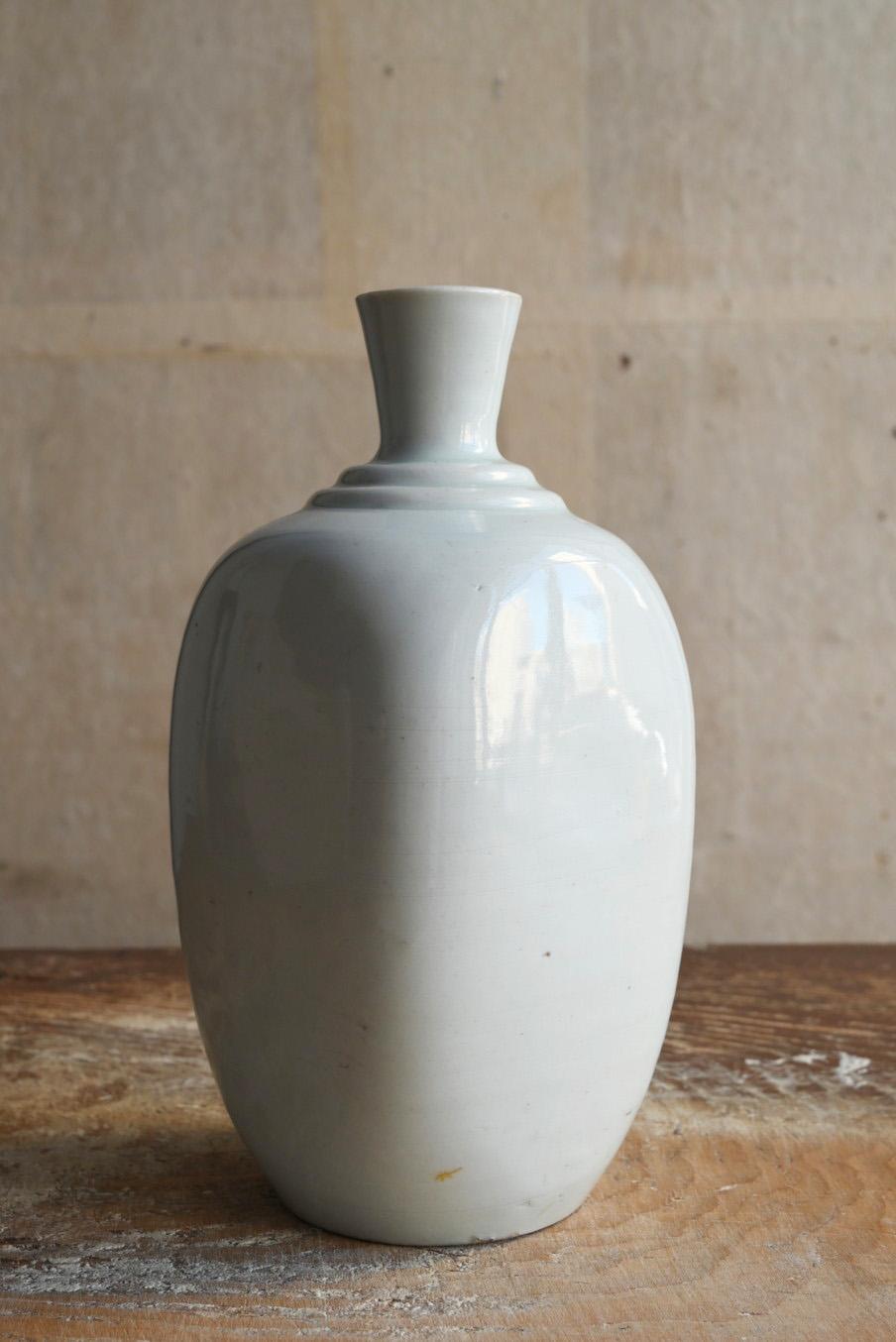 19th Century Japanese antique white porcelain vase/1818-1900/”Iwatani ware”/rare sake bottle For Sale