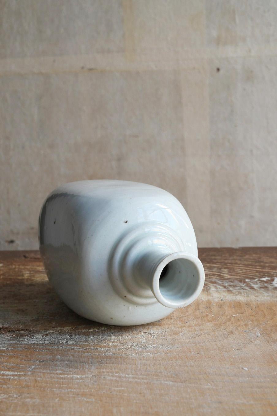 Japanese antique white porcelain vase/1818-1900/”Iwatani ware”/rare sake bottle For Sale 1