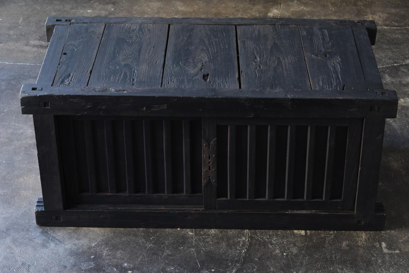 This is a very old Japanese black lowboard.
Furniture from the Meiji period to the Taisho period (1868-1912).
Made of cedar wood.

Simple and beautiful, with very little decoration.
It's a great simple design.
The jet black color is also