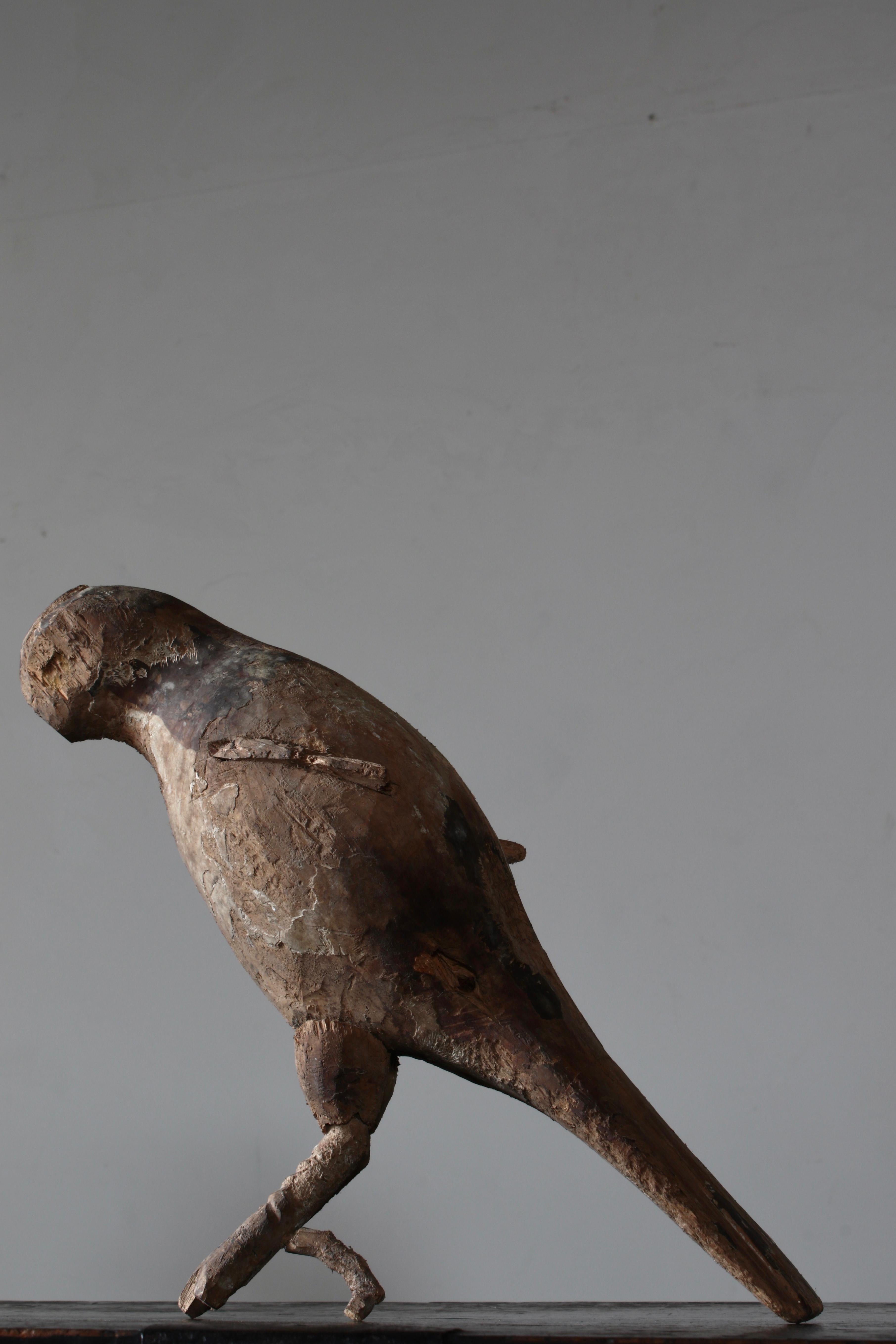 This is an old wood-carved bird that has long been naturally weathered.

It is believed to have been made in a private house in the Tohoku region of Japan.

It is made of cedar, carefully hand-carved, and tree branches are used for the legs.

Over