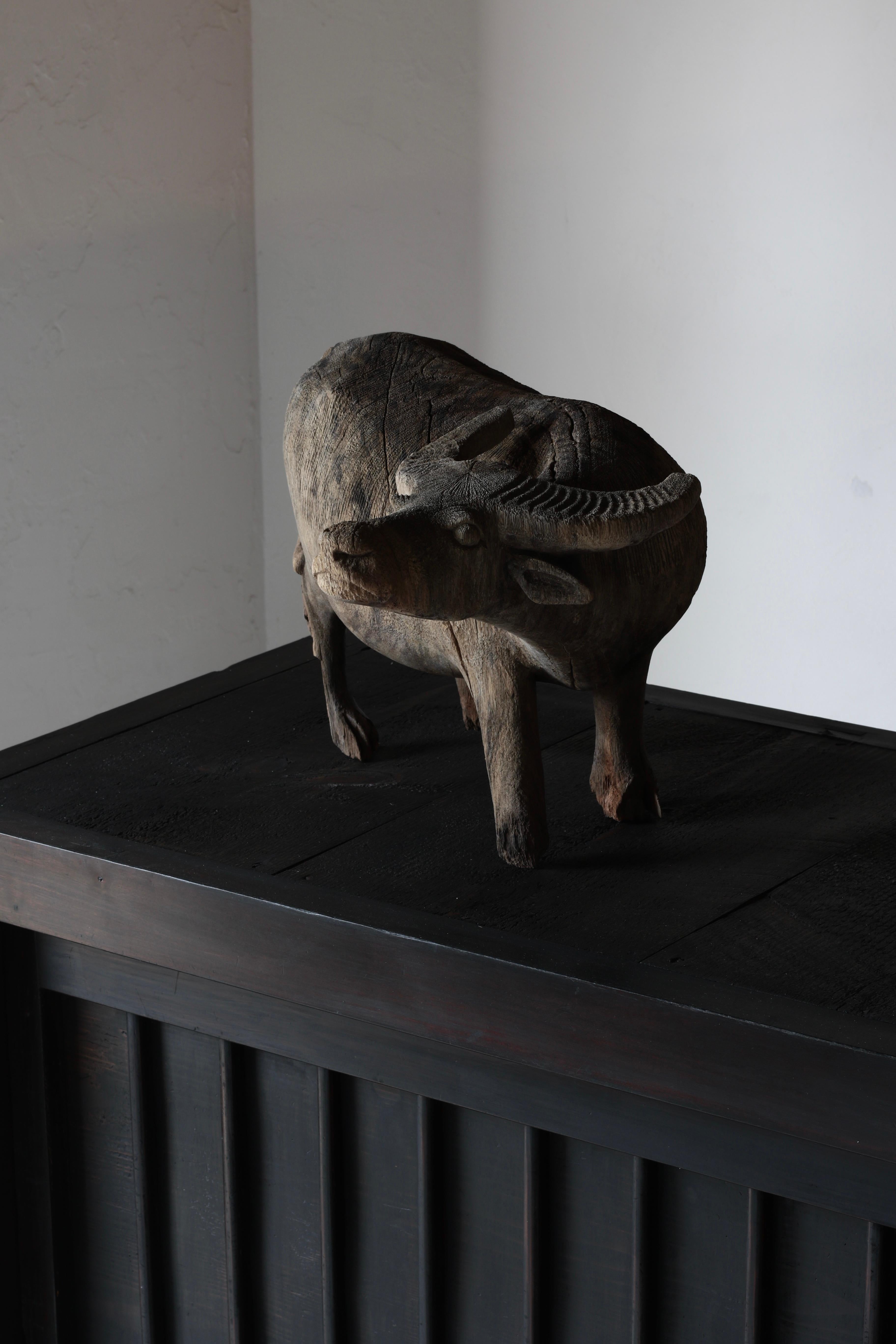 Antiguo búfalo de agua japonés tallado en madera/ Figurilla de madera/ Wabi-Sabi Primitivo Japonés en venta