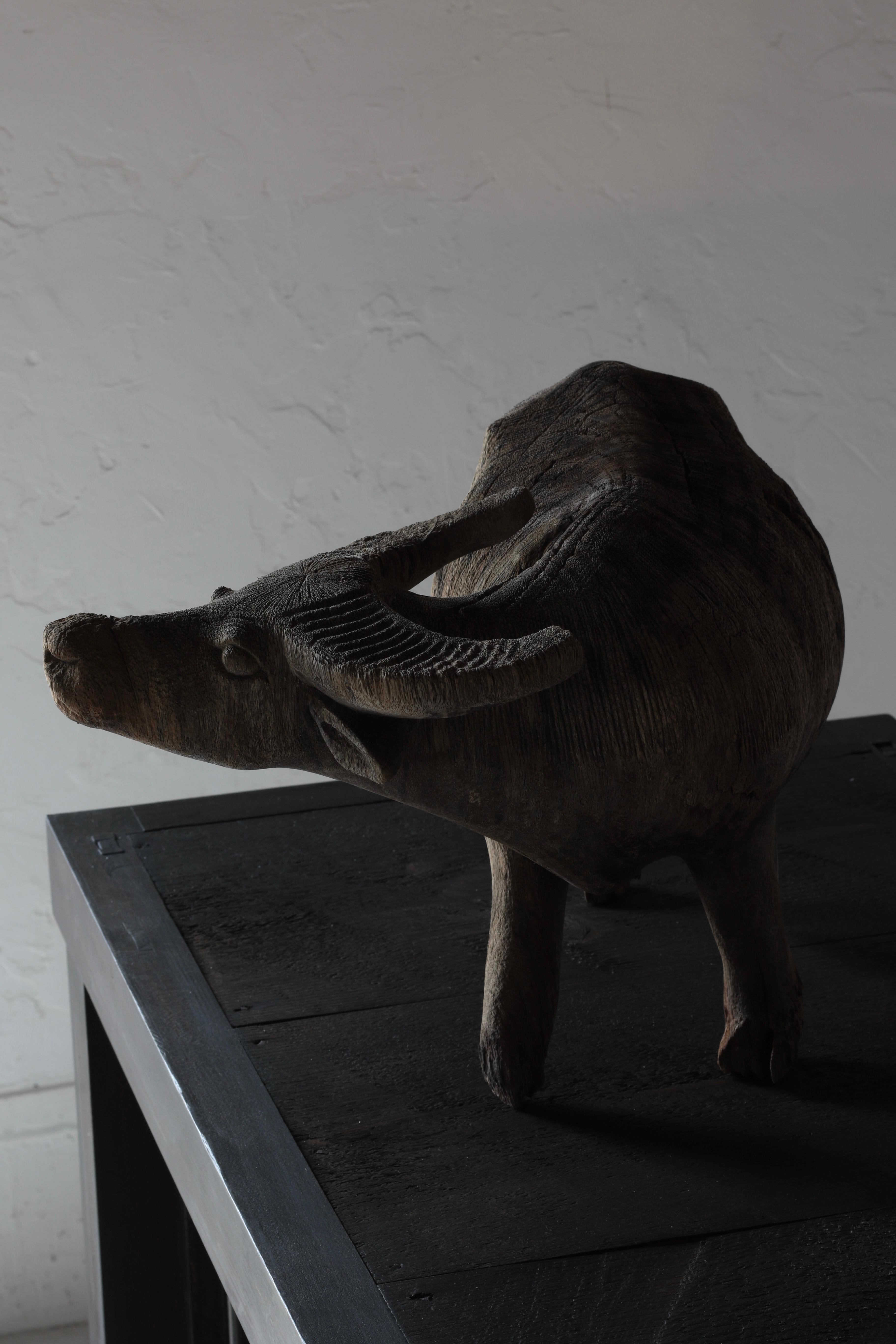 Antiguo búfalo de agua japonés tallado en madera/ Figurilla de madera/ Wabi-Sabi Primitivo Tallado a mano en venta