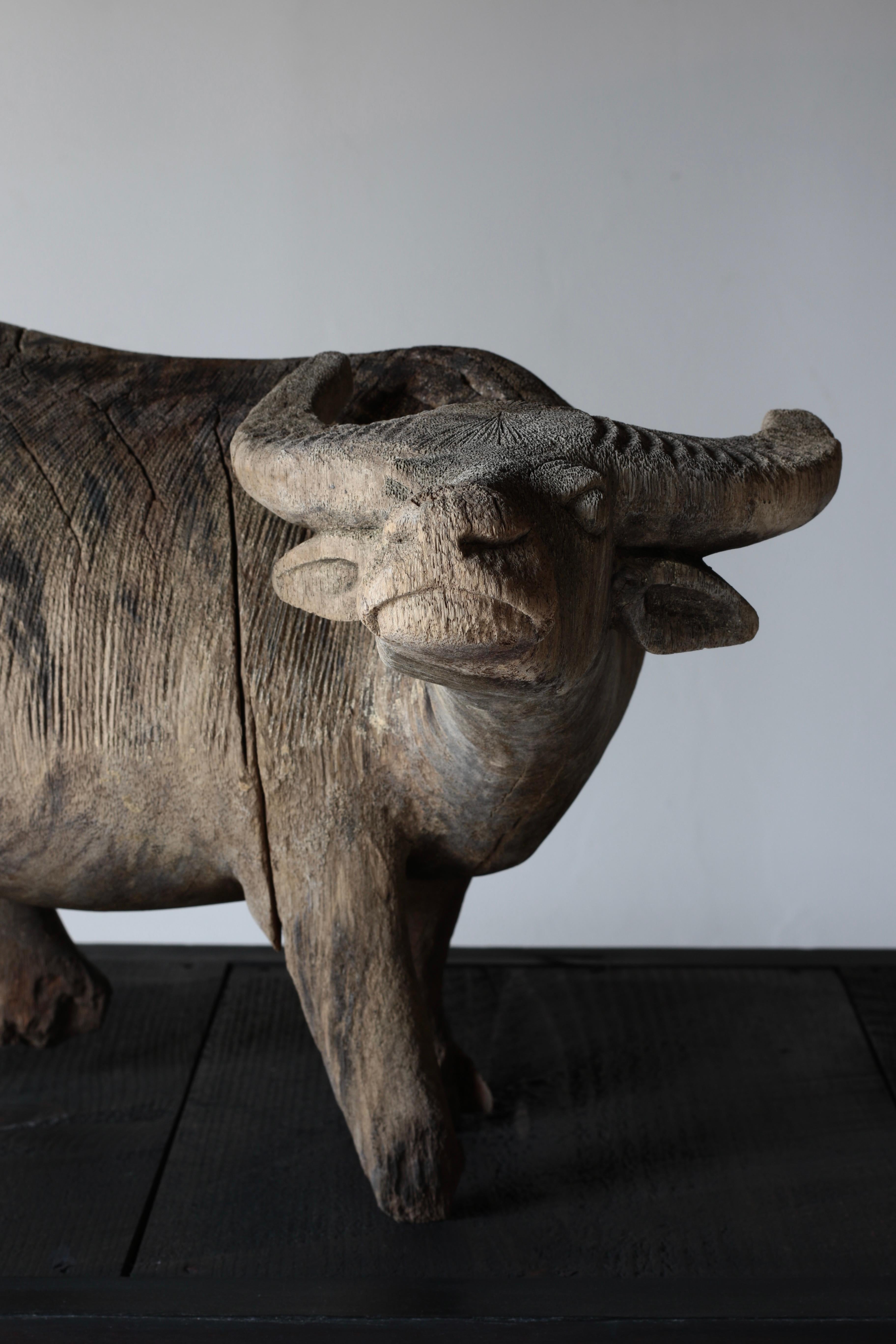 Antiguo búfalo de agua japonés tallado en madera/ Figurilla de madera/ Wabi-Sabi Primitivo siglo XX en venta